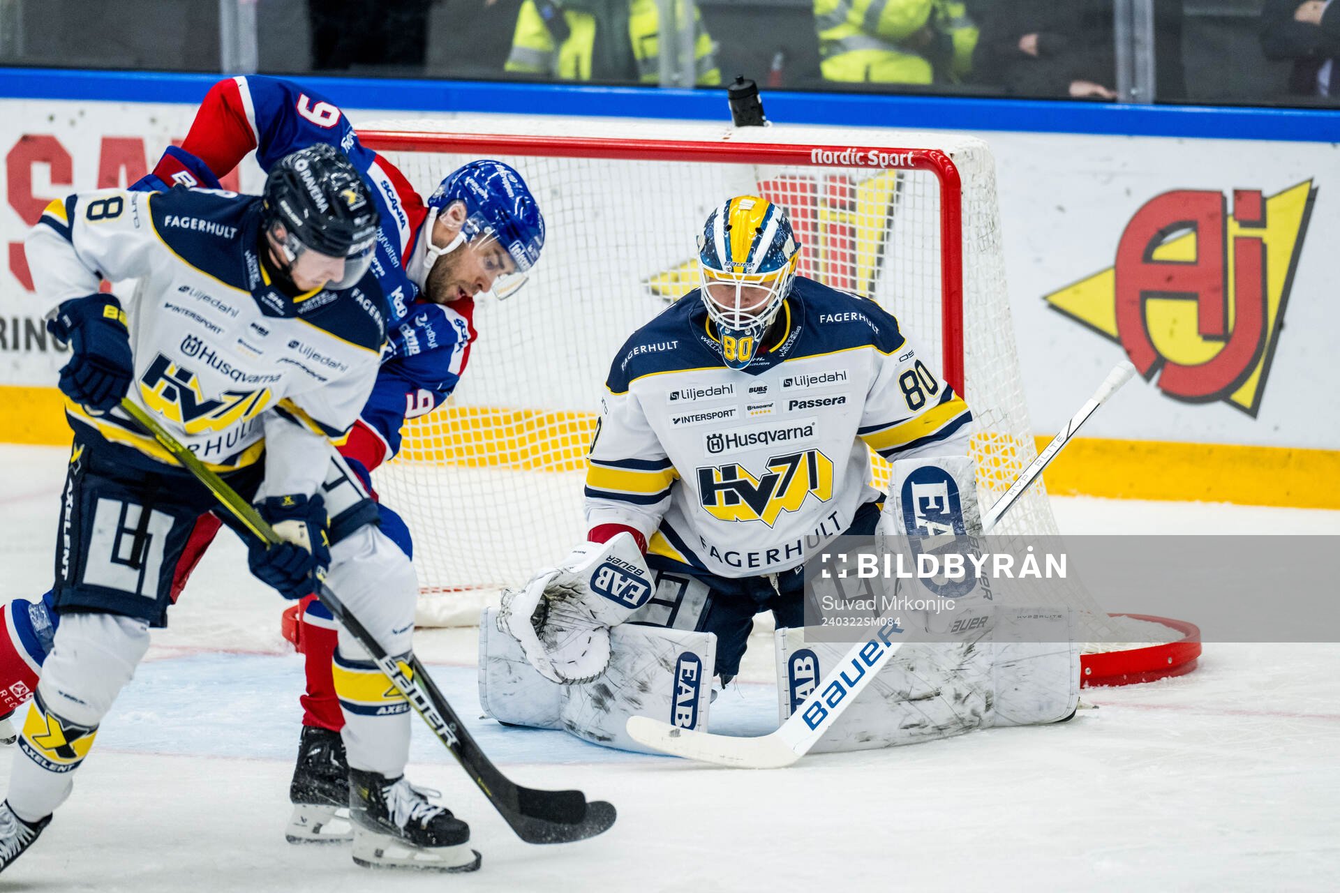 Oskarshamns Ahti Oksanen och HV71s målvakt Frederik Dichow