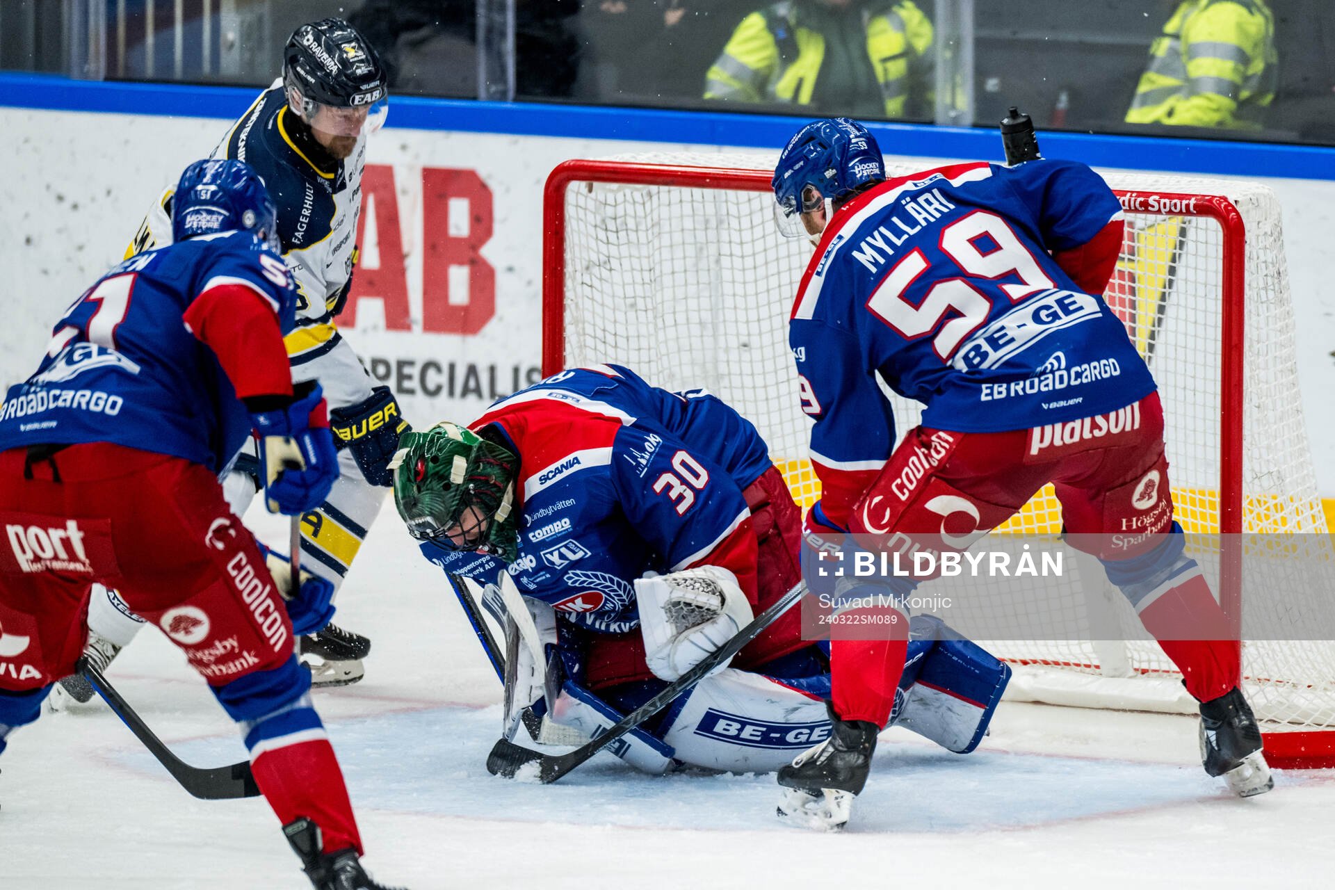 HV71s Anton Strålman mot Oskarshamns målvakt Tomas Rydén
