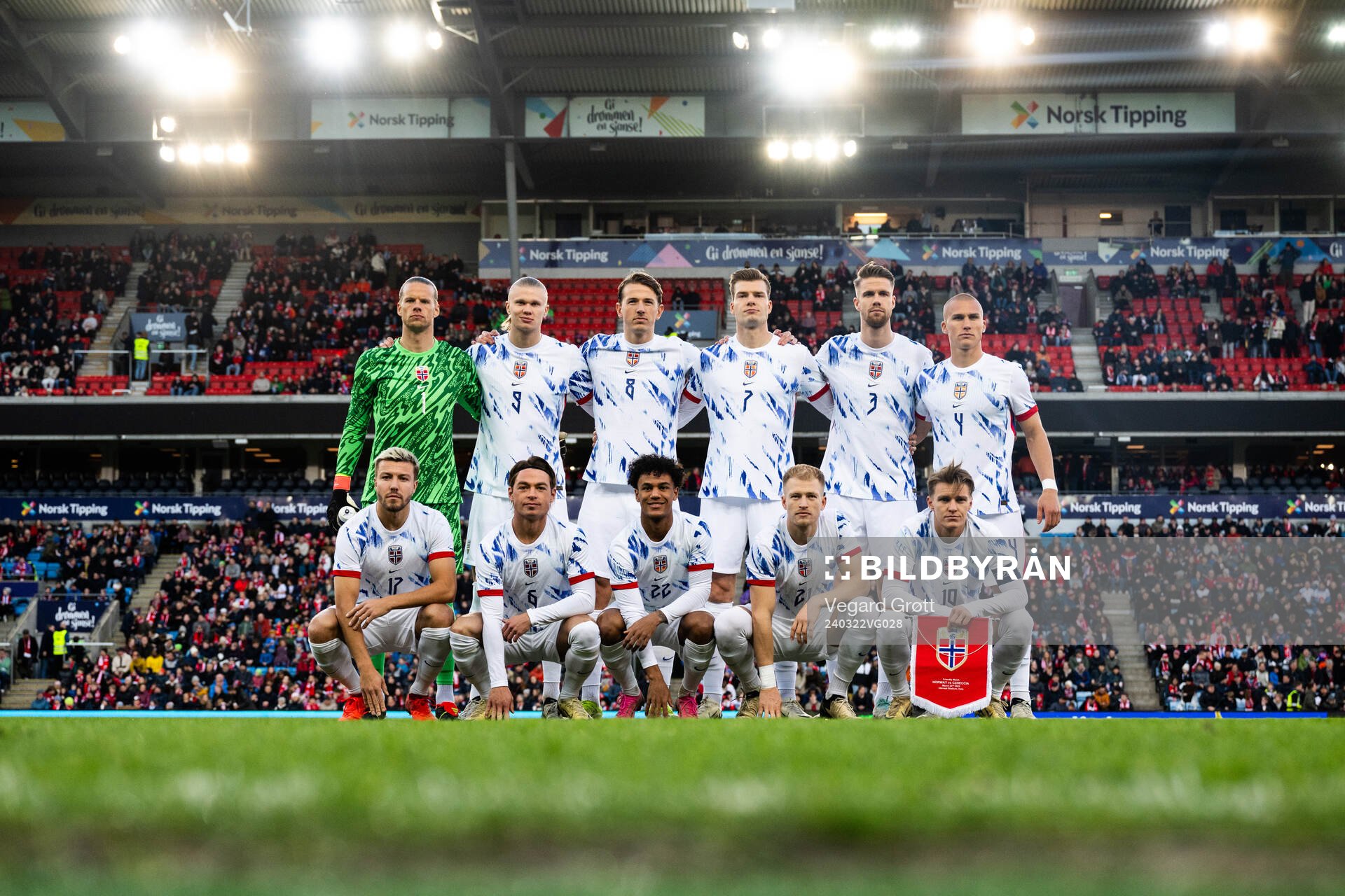 The starting eleven of Norway pose for a team photo