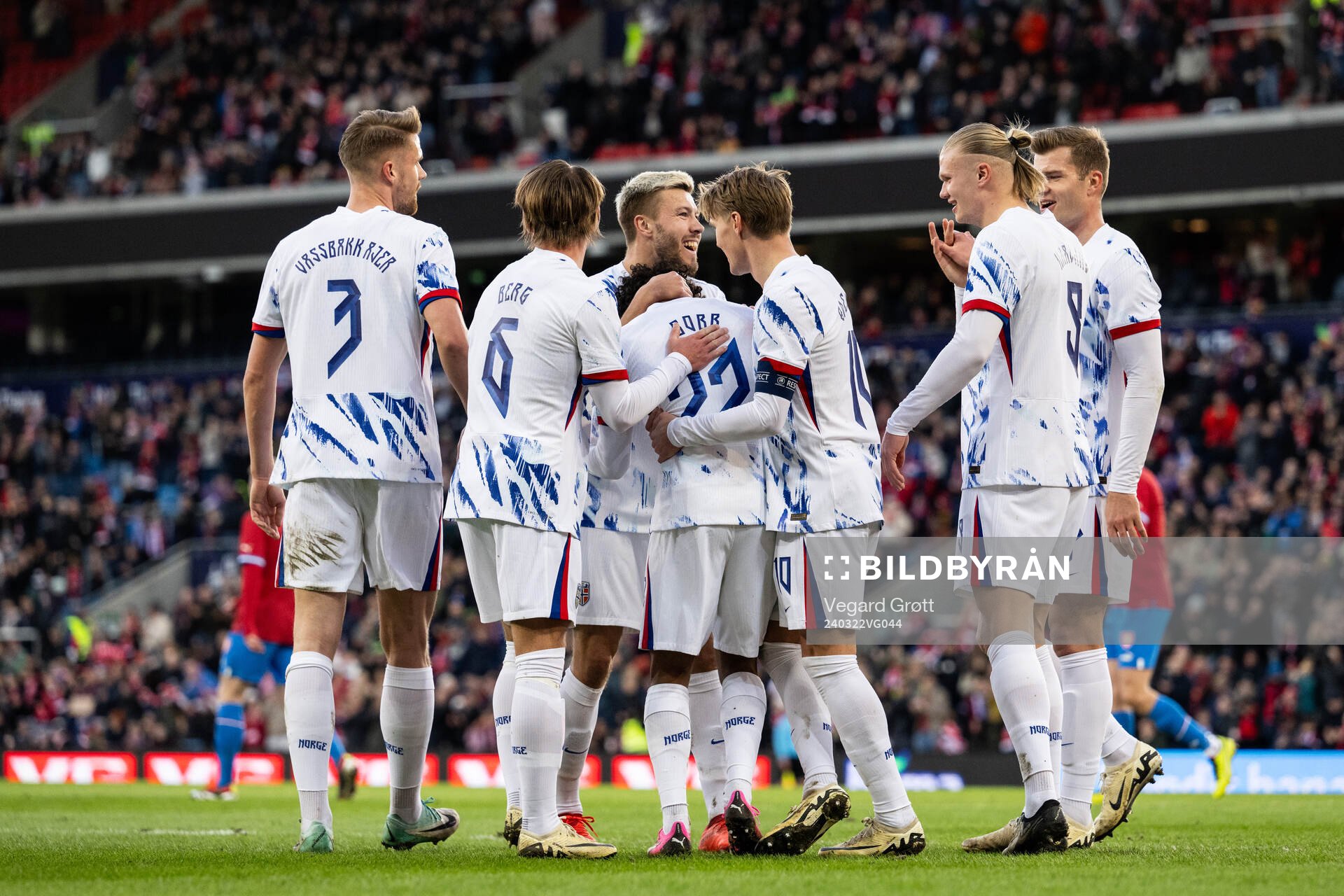 Oscar Bobb of Norway celebrate with team mates