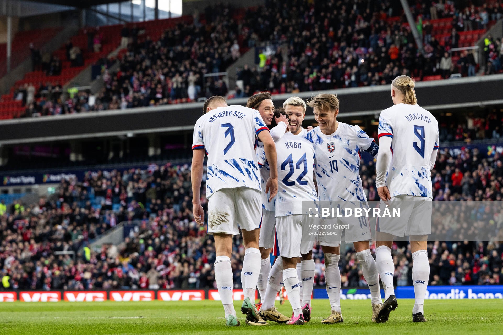 Oscar Bobb of Norway celebrate with team mates