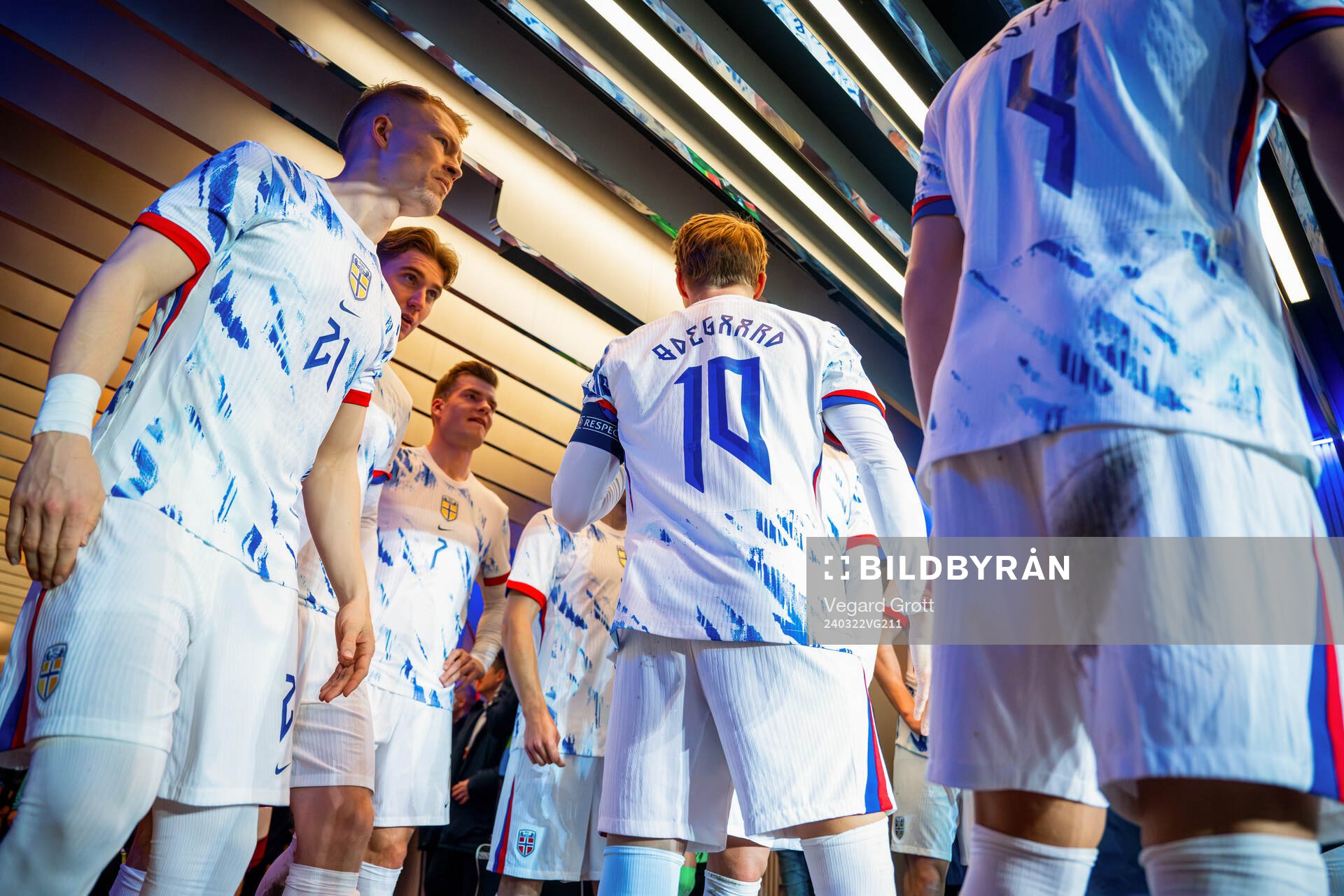 Martin Ødegaard and players of Norway at half-time
