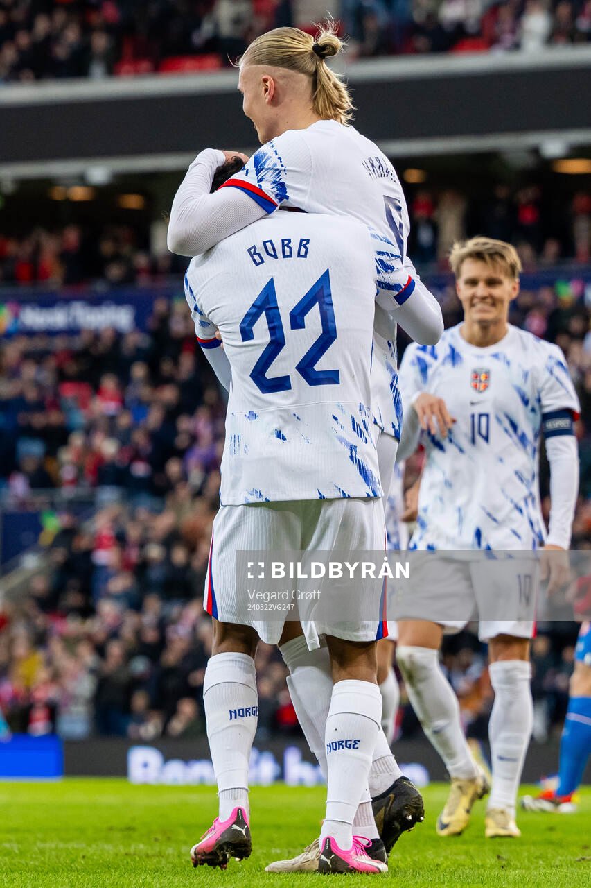 Oscar Bobb of Norway celebrates with teammate Erling Braut