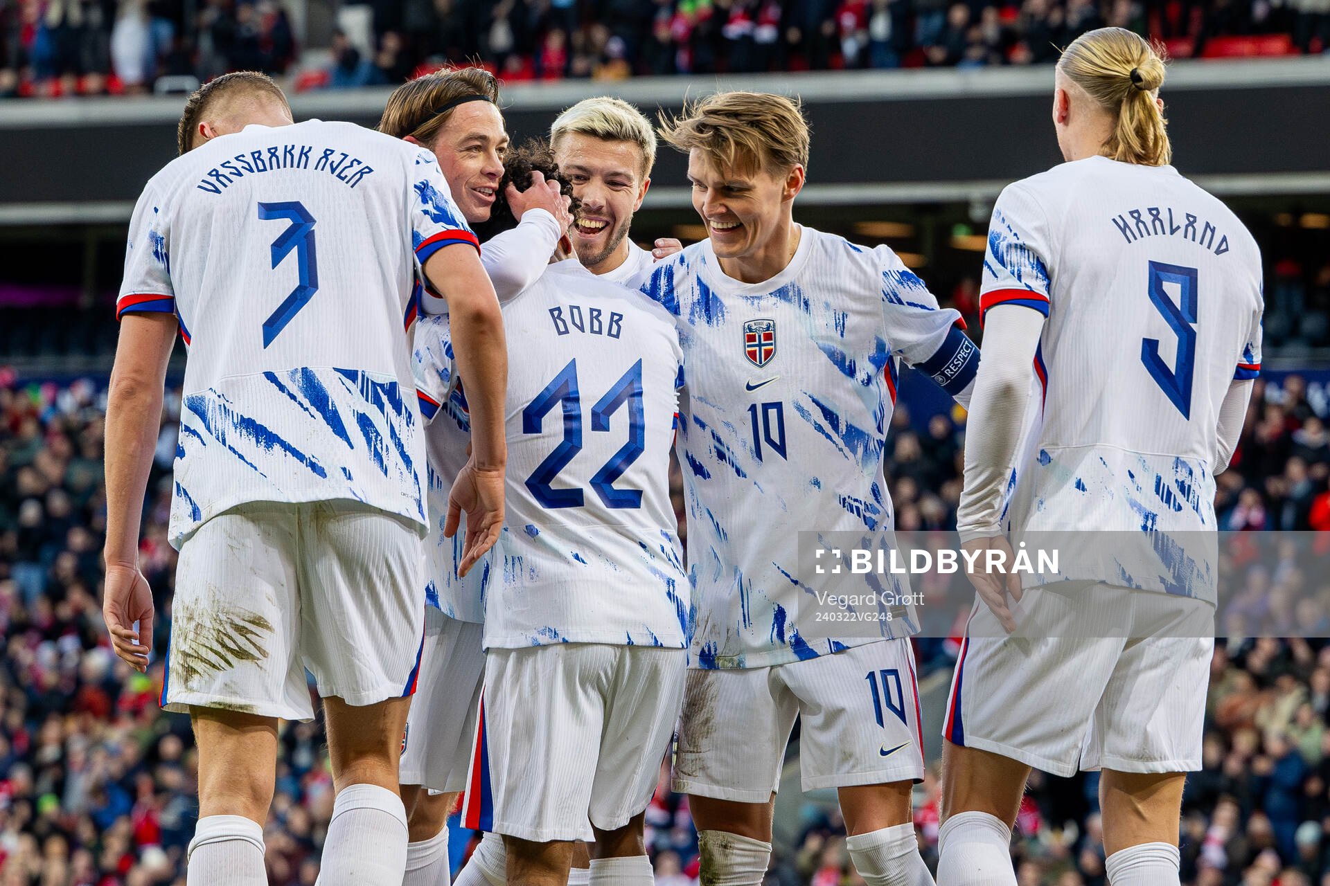 Oscar Bobb of Norway celebrates with teammates Patrick