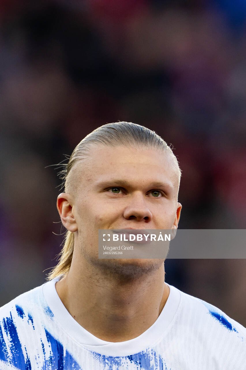 Erling Braut Haaland of Norway line up