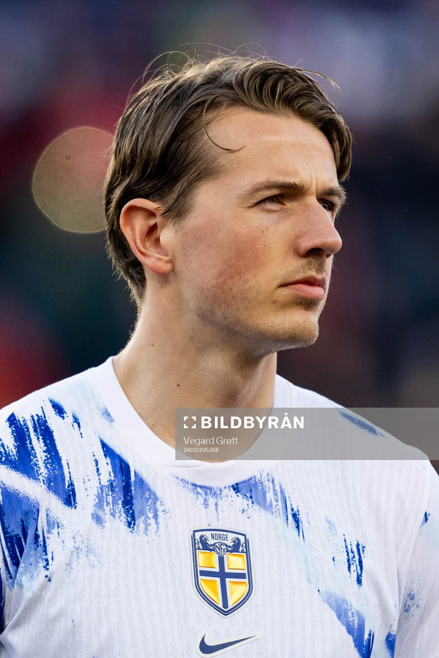 Sander Berge of Norway line up