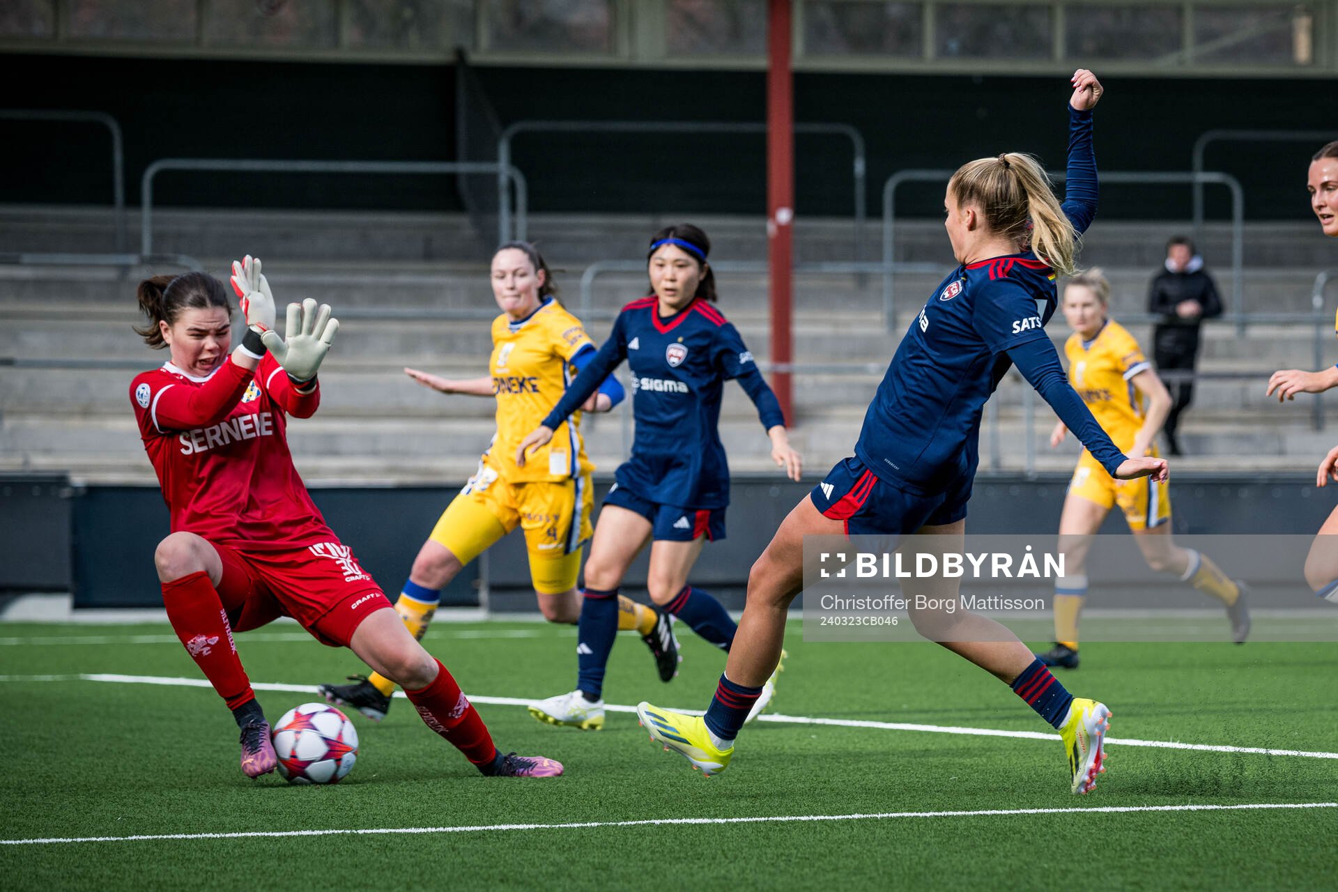 IFK Göteborgs Lisa Hall och FC Rosengårds Olivia Holdt