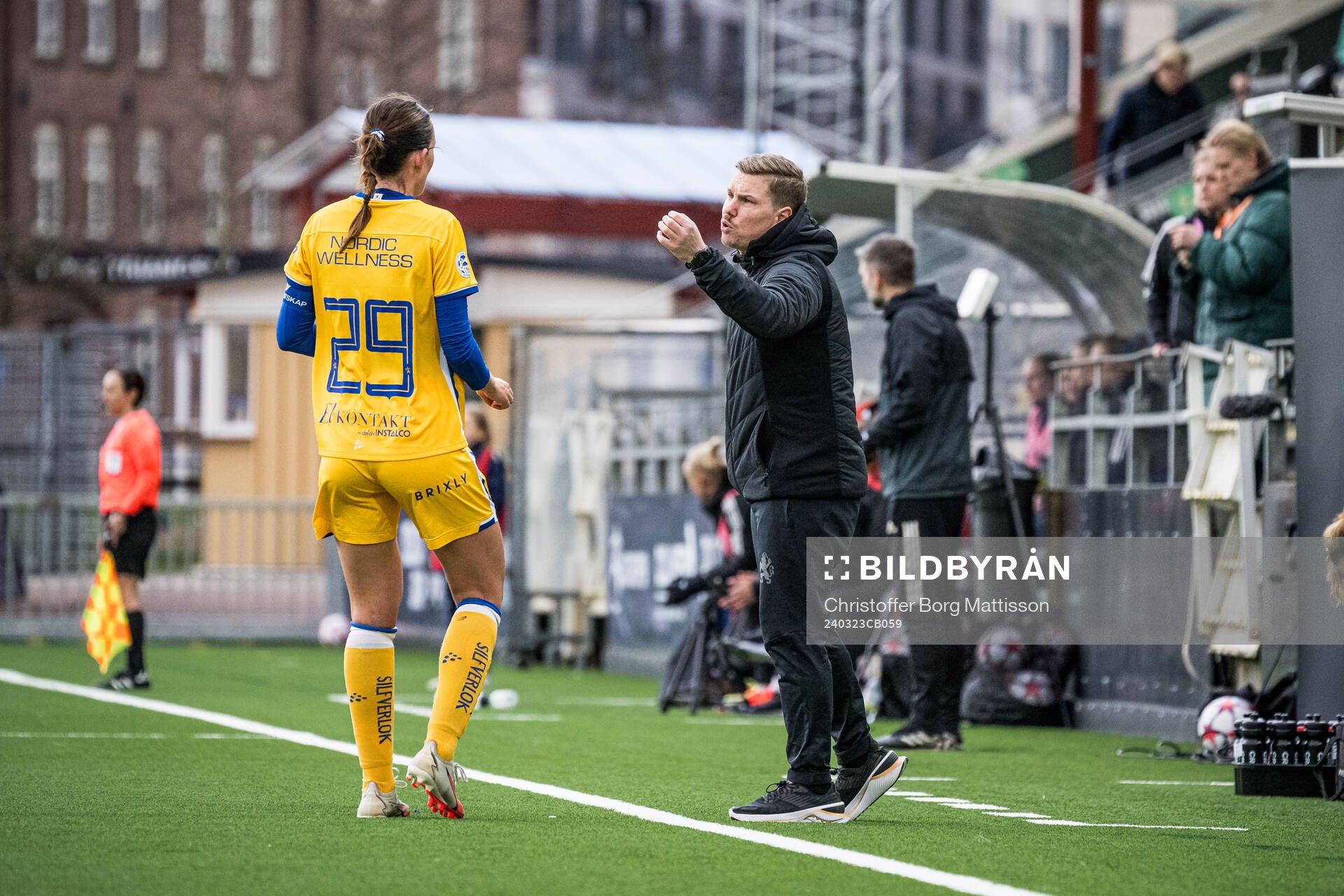IFK Göteborgs Evelina Persson och huvudtränare Tobias Birgersson under fotbollsmatchen i Svenska Cupen mellan FC Rosengård och IFK Göteborg den 23 mars 2024 i Malmö.