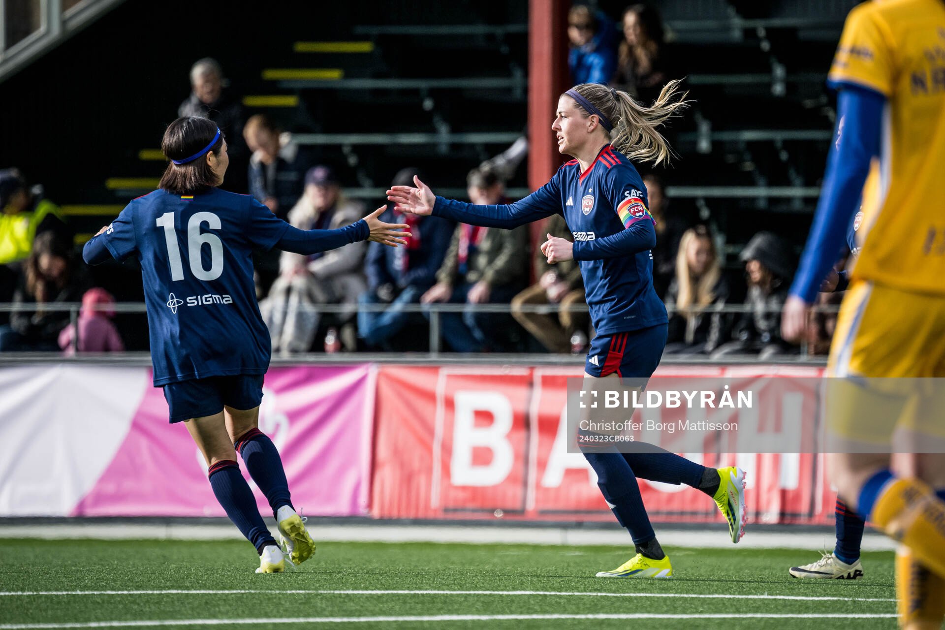 FC Rosengårds Mai Kadowaki och Olivia Schough jublar