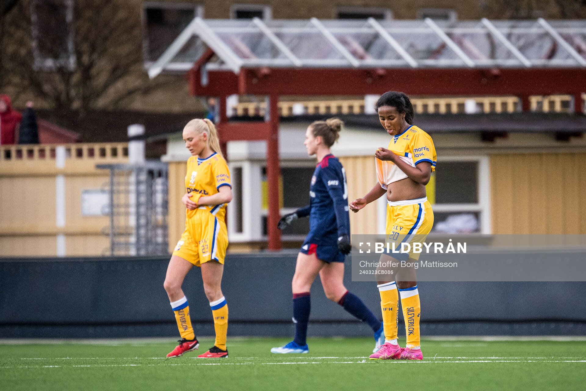 IFK Göteborgs Leia Molund och Saron Berhe deppar