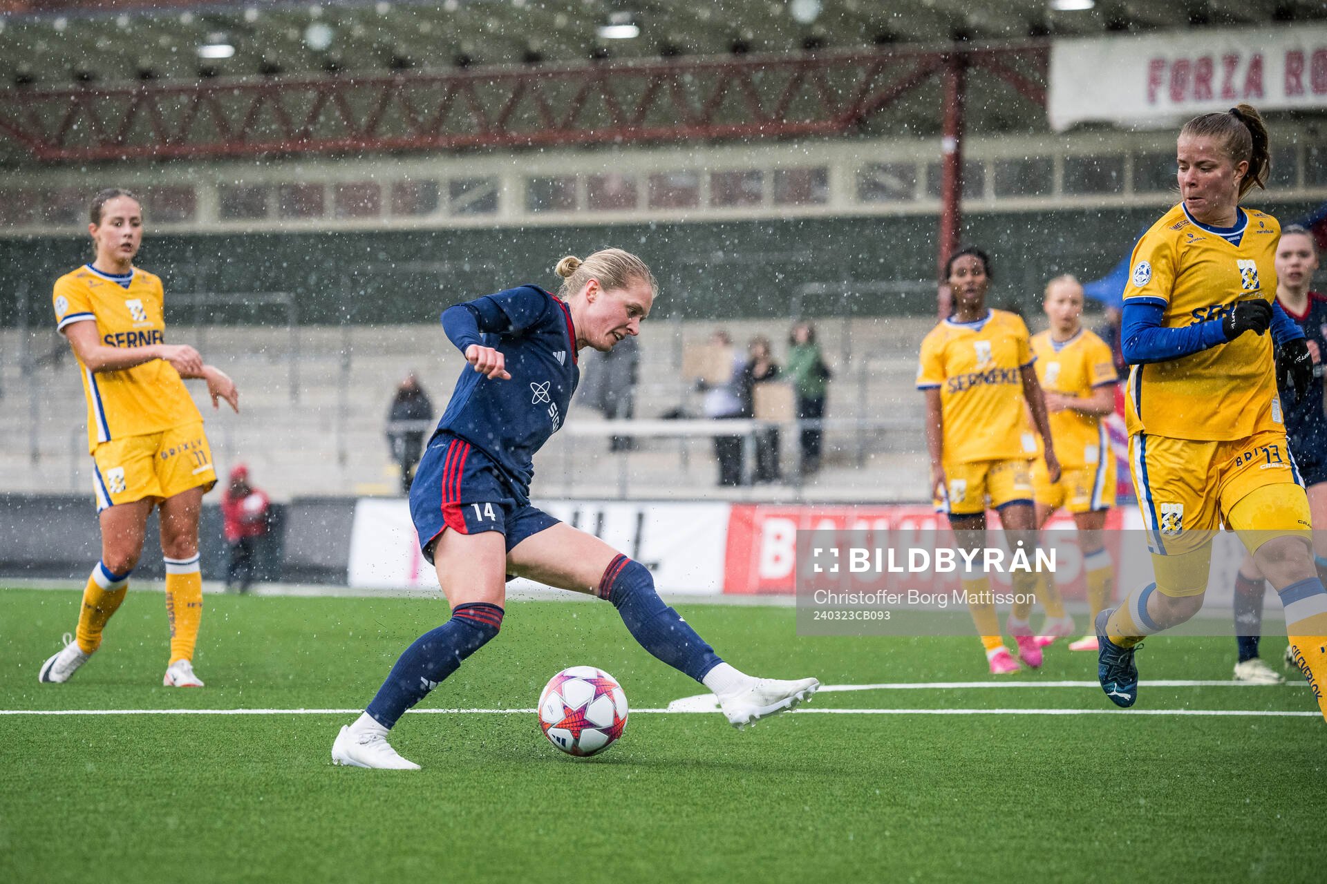 FC Rosengårds Emilia Larsson under fotbollsmatchen i Svenska Cupen mellan FC Rosengård och IFK Göteborg den 23 mars 2024 i Malmö.