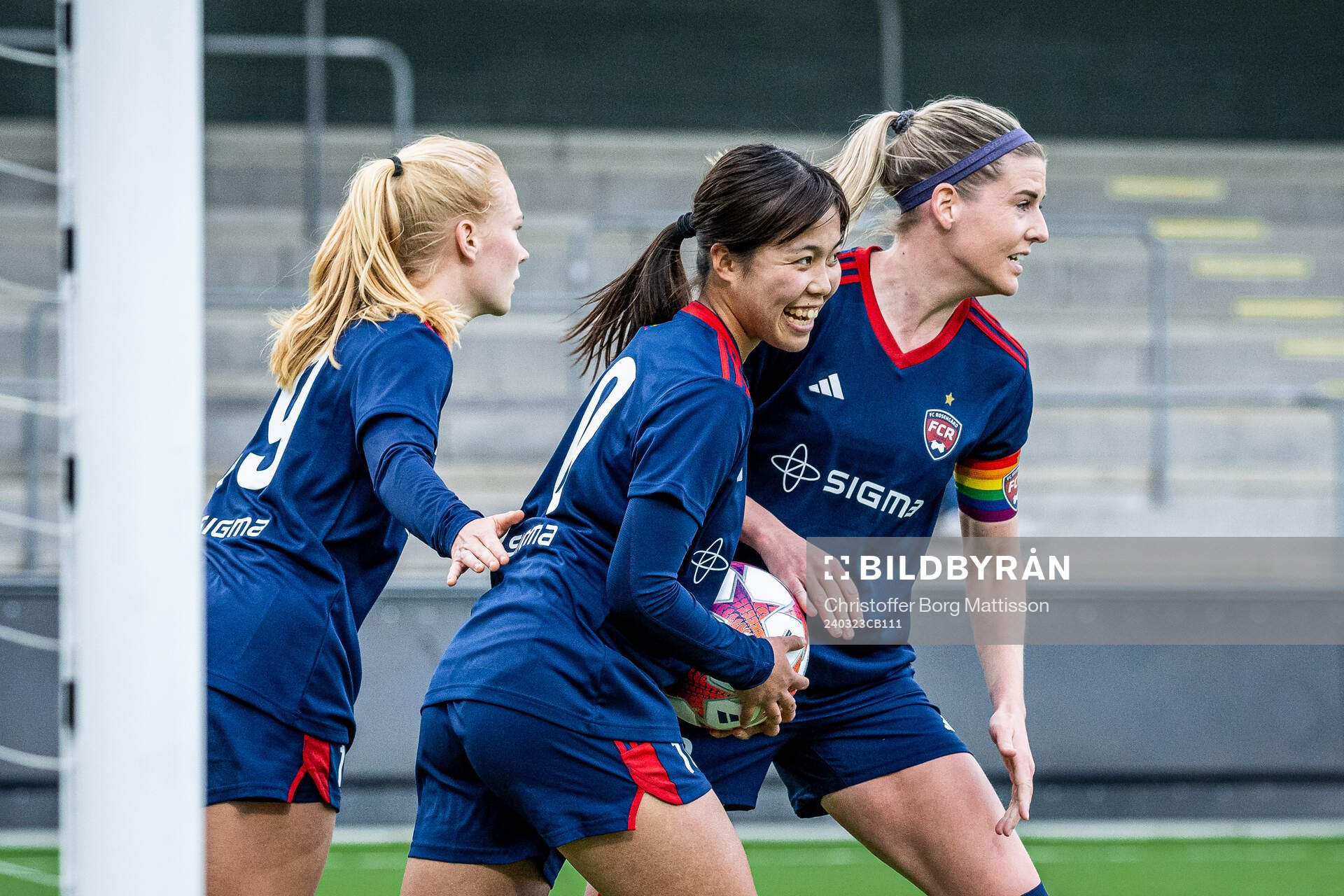FC Rosengårds Momoko Tanikawa jublar med Olivia Schough