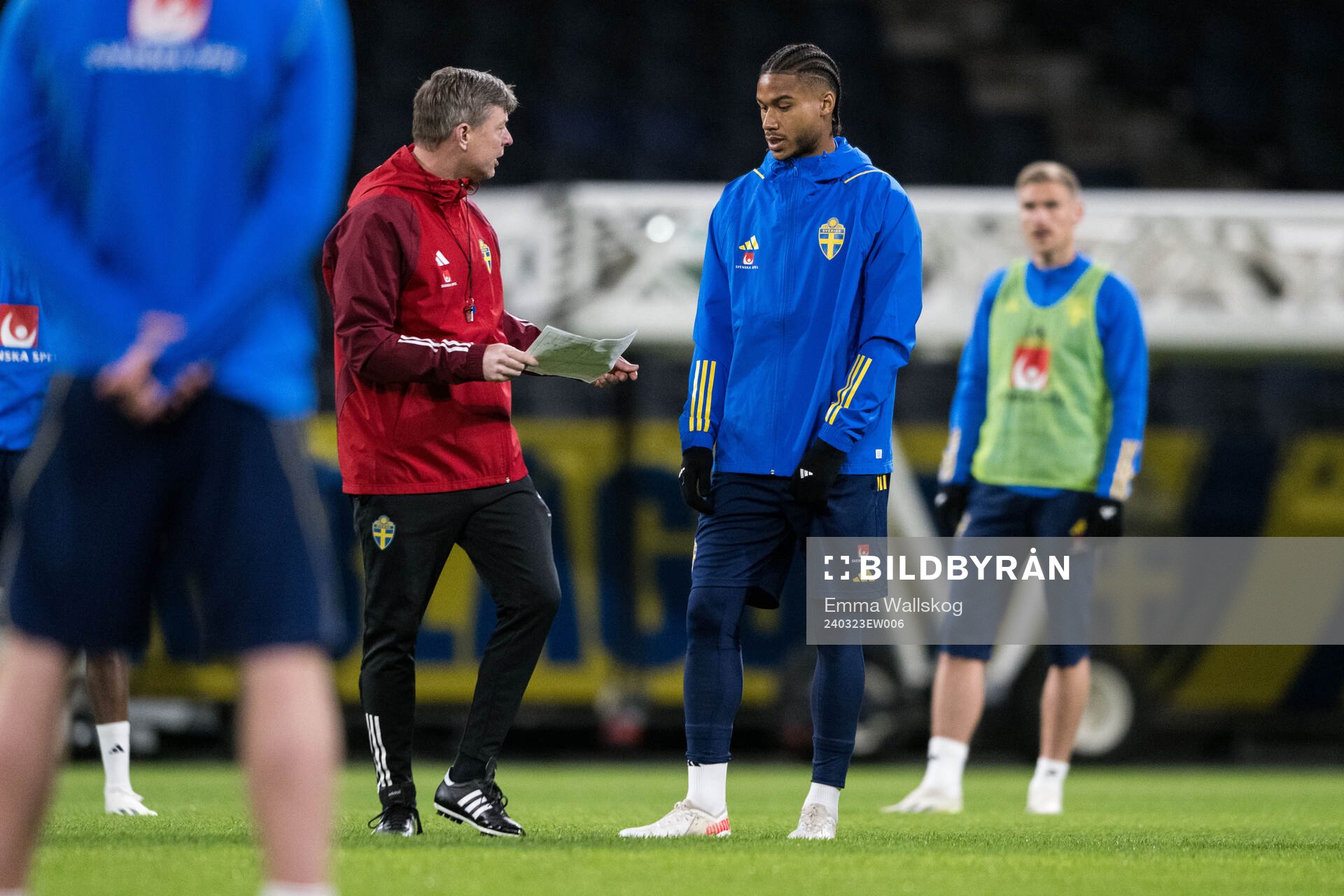 Head coach Jon Dahl Tomasson and Jens Cajuste of Sweden of