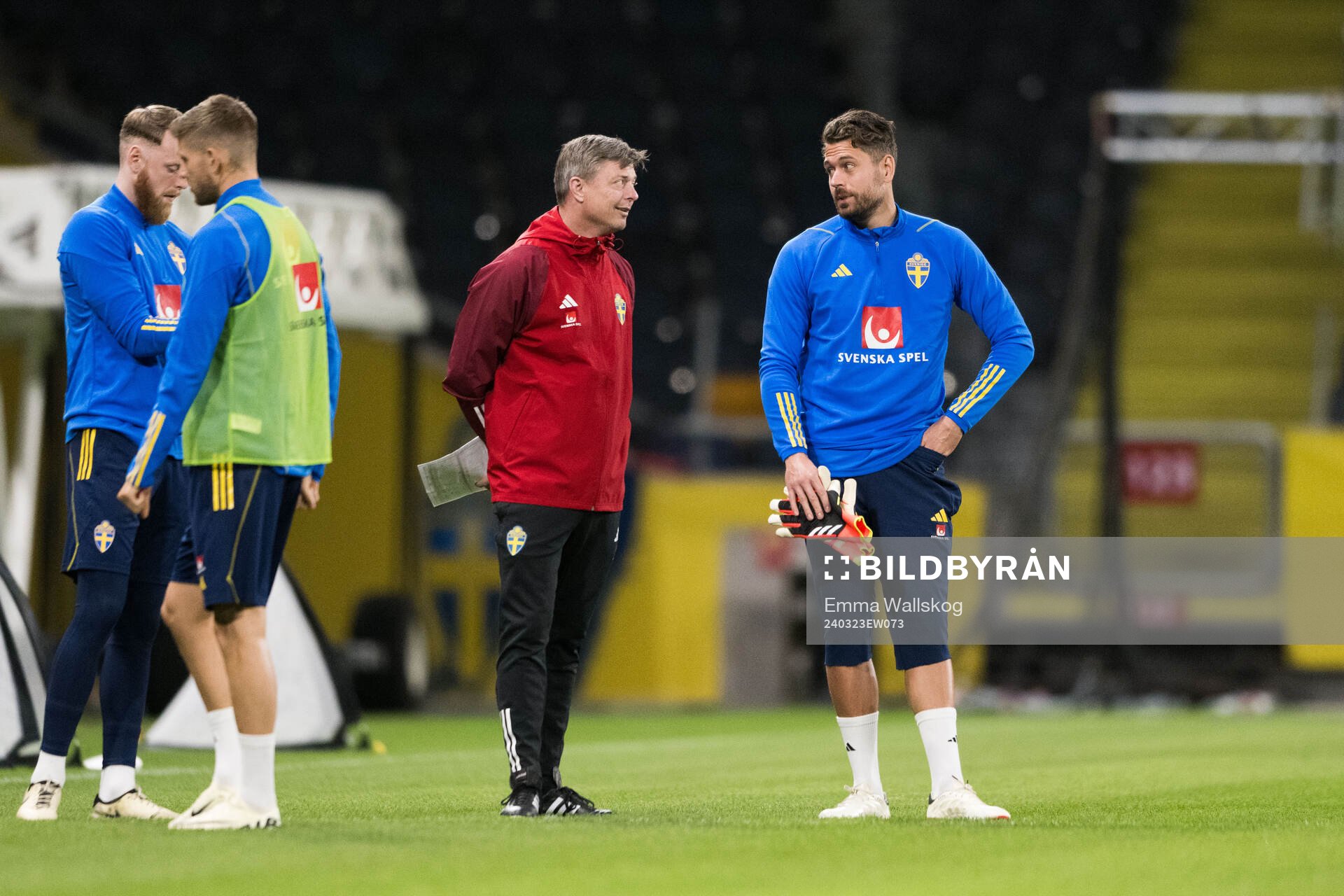 Head coach Jon Dahl Tomasson and Goalkeeper Kristoffer