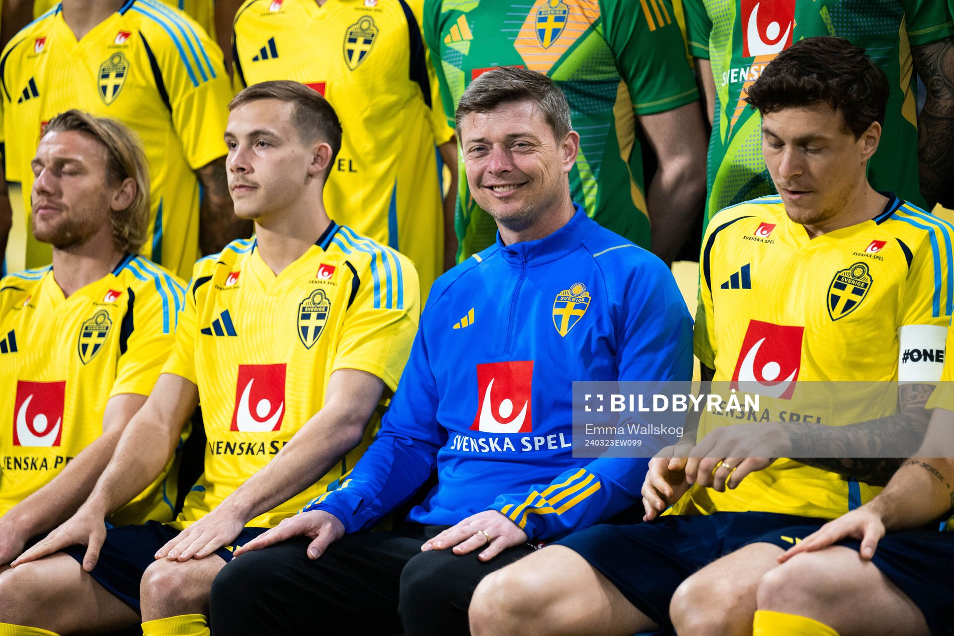 Jacob Ondrejka, head coach Jon Dahl Tomasson and Victor