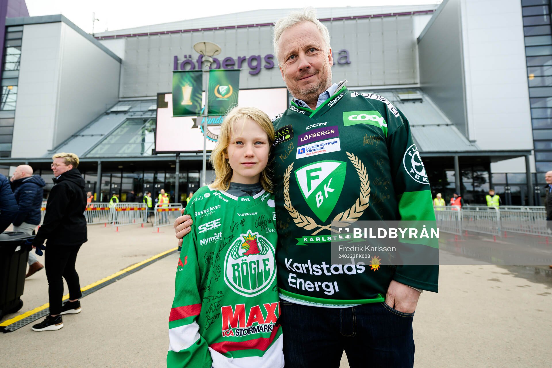 Pappa är Färjestad supporter och sonen är Röglesupporter