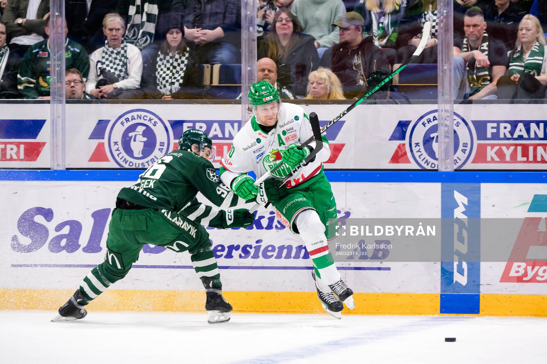 Färjestads David Tomasek och Rögles Rodrigo Abols