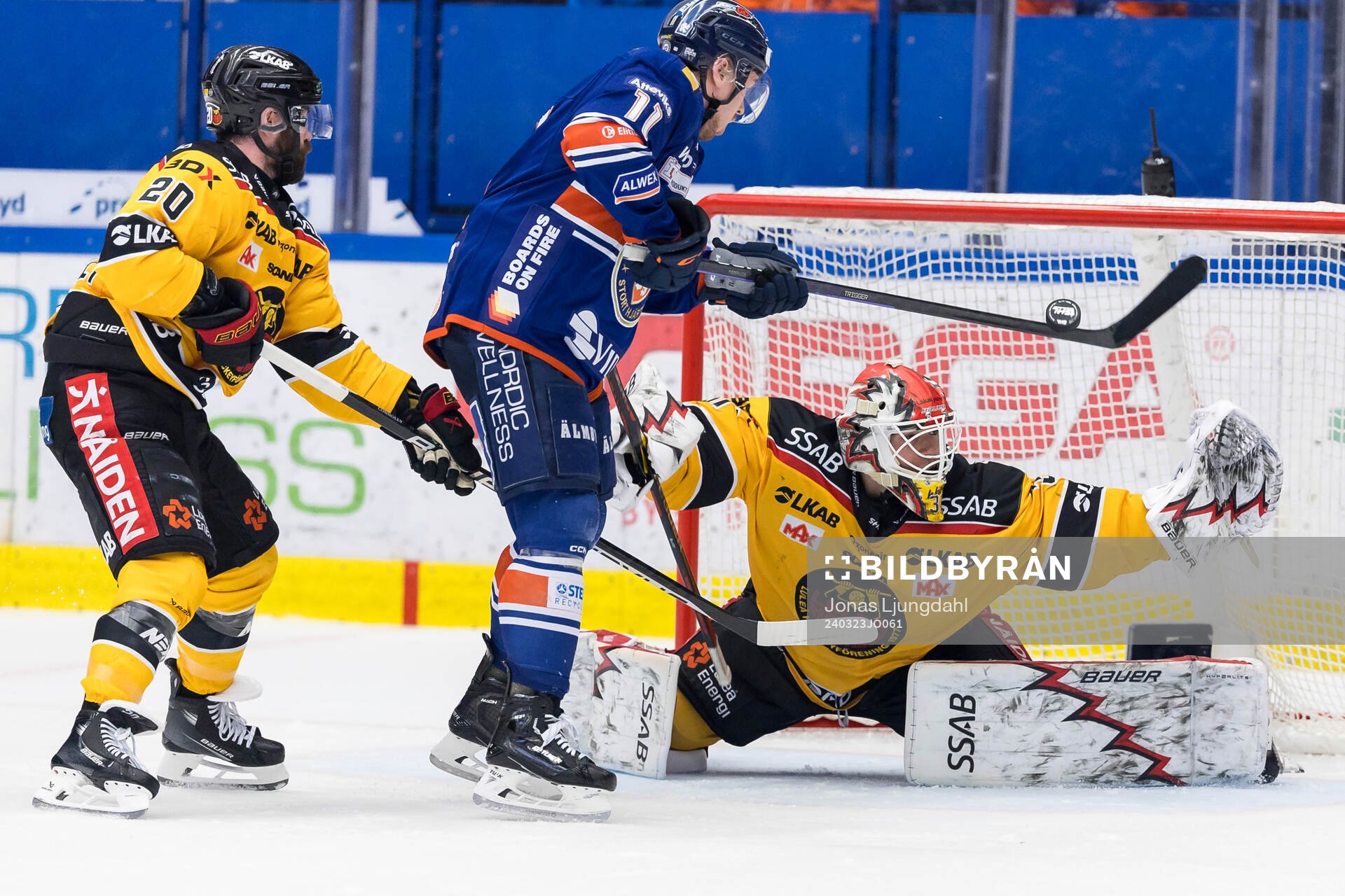 Växjös Kalle Kossila oroar framför Luleås målvakt