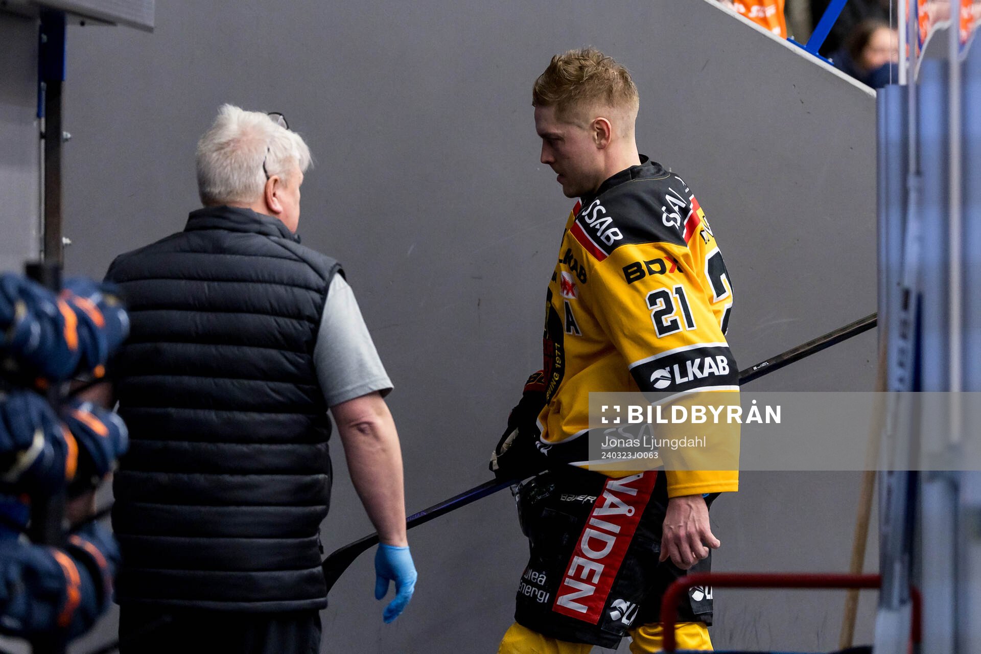 Luleås Juhani Tyrväinen lämnar isen