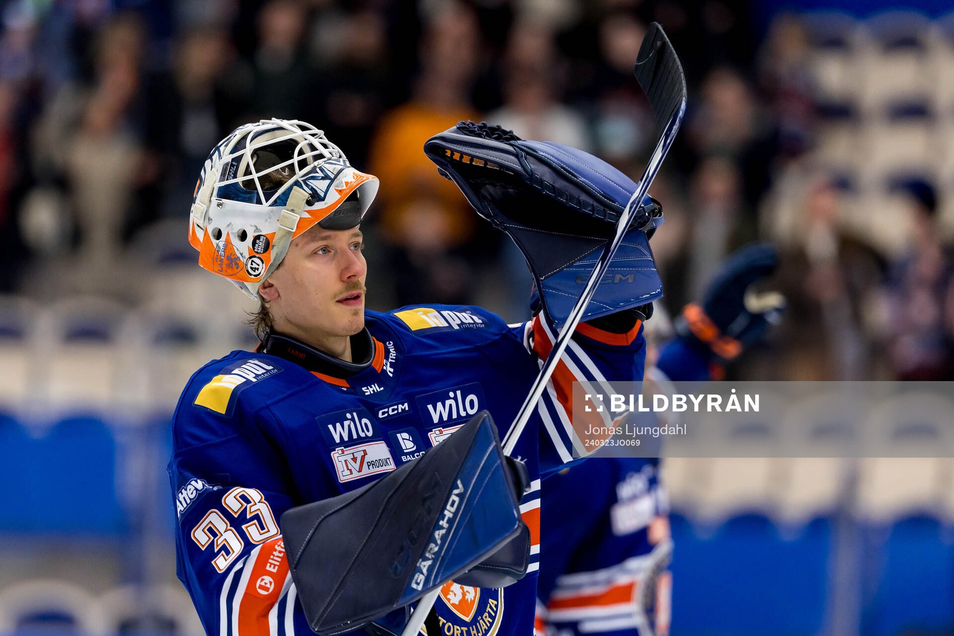 Växjös målvakt Emil Larmi jublar