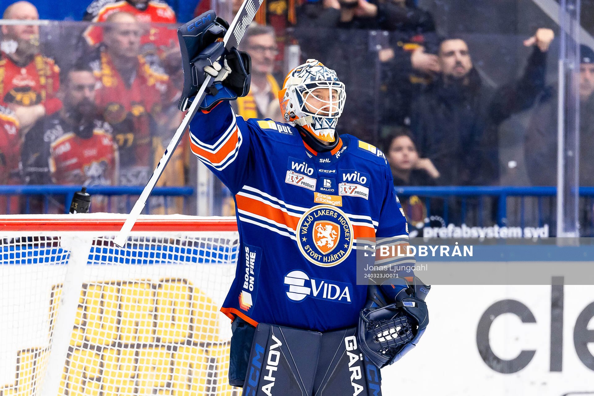 Växjös målvakt Emil Larmi jublar