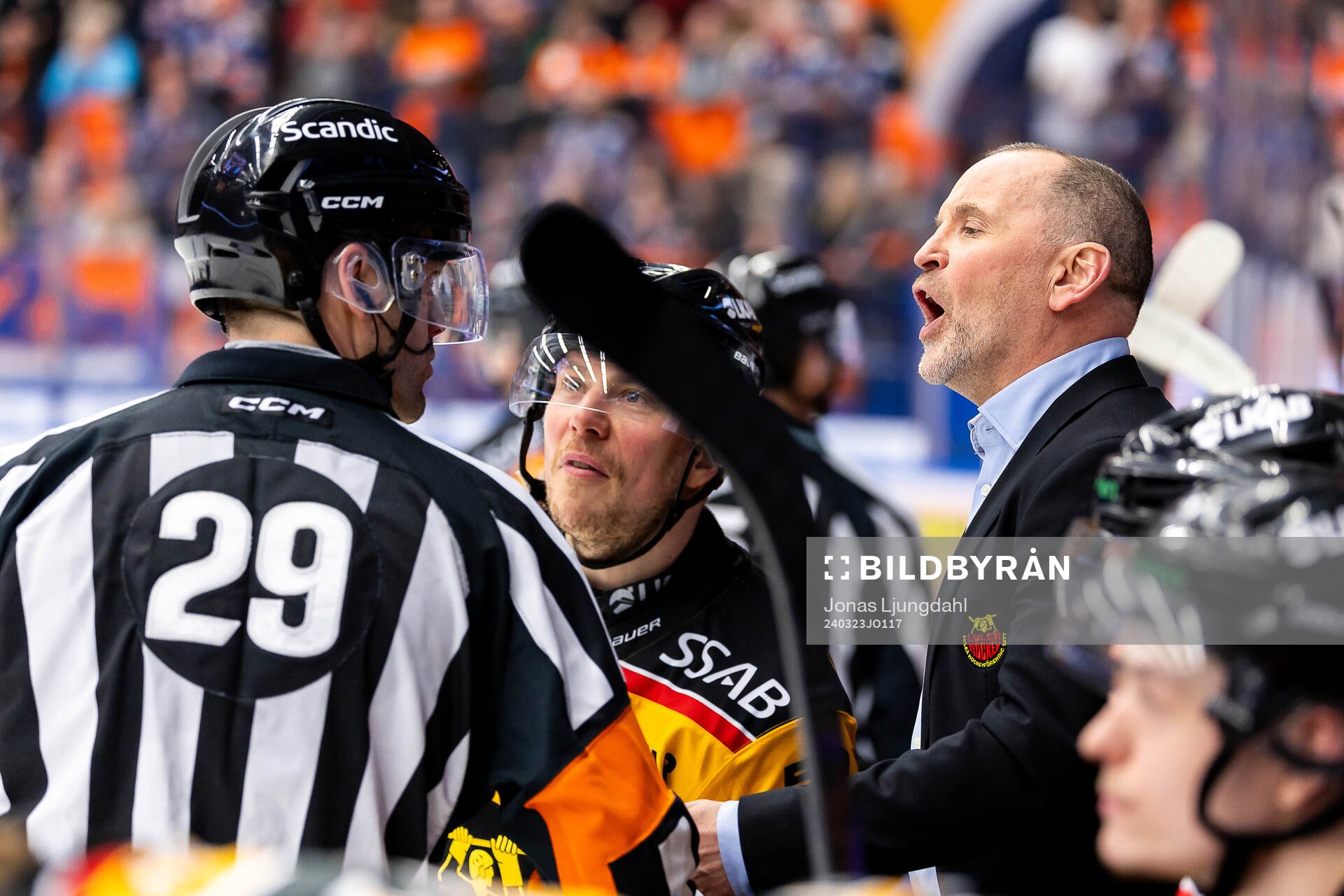 Domare Richard Magnusson pratar med Luleås Erik Gustafsson
