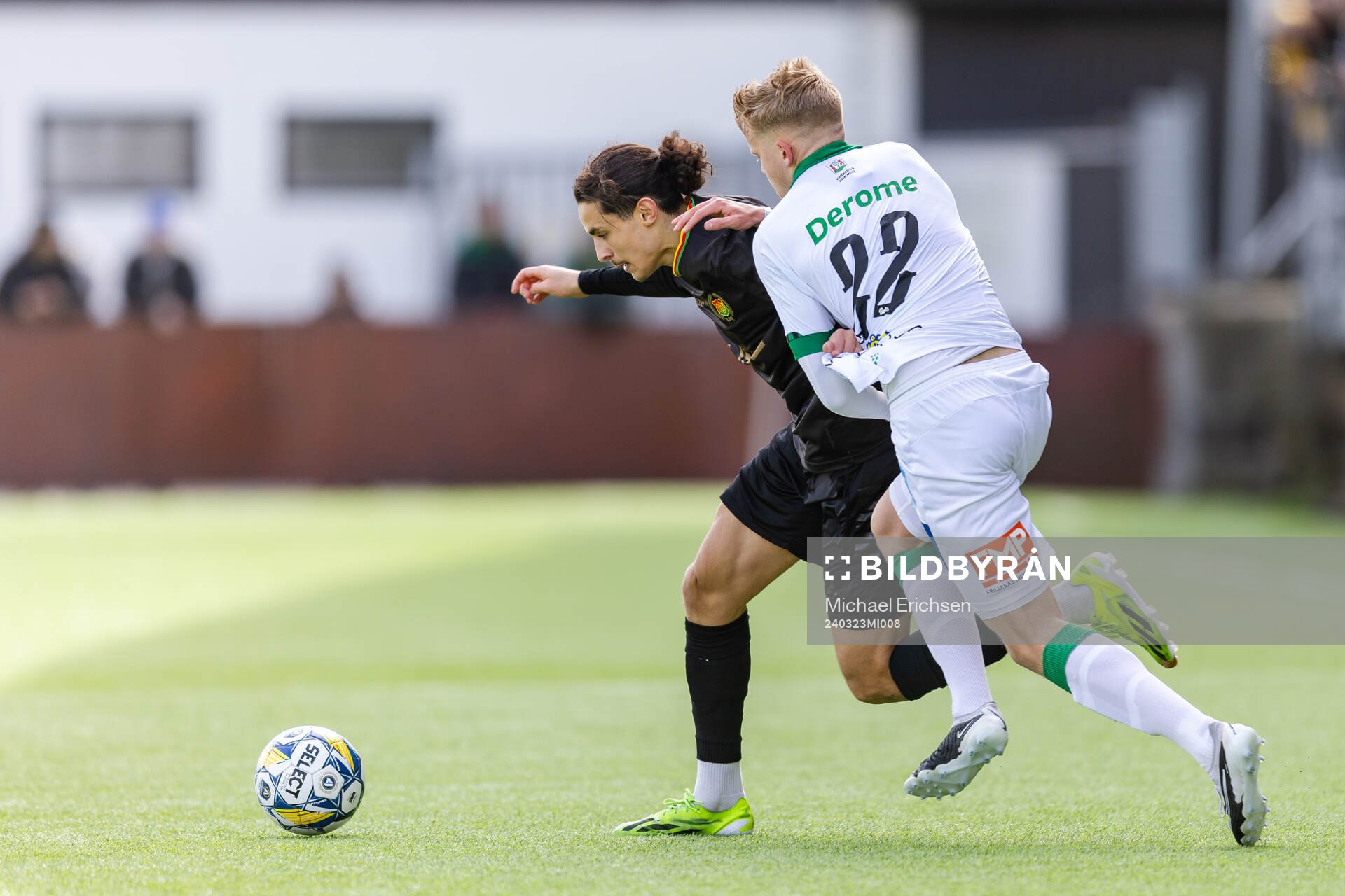 GAIS Amin Boudri och Varbergs Leo Frigell Jansson under träningsmatchen i fotboll mellan GAIS och Varberg den 23 mars 2024 i Göteborg. 