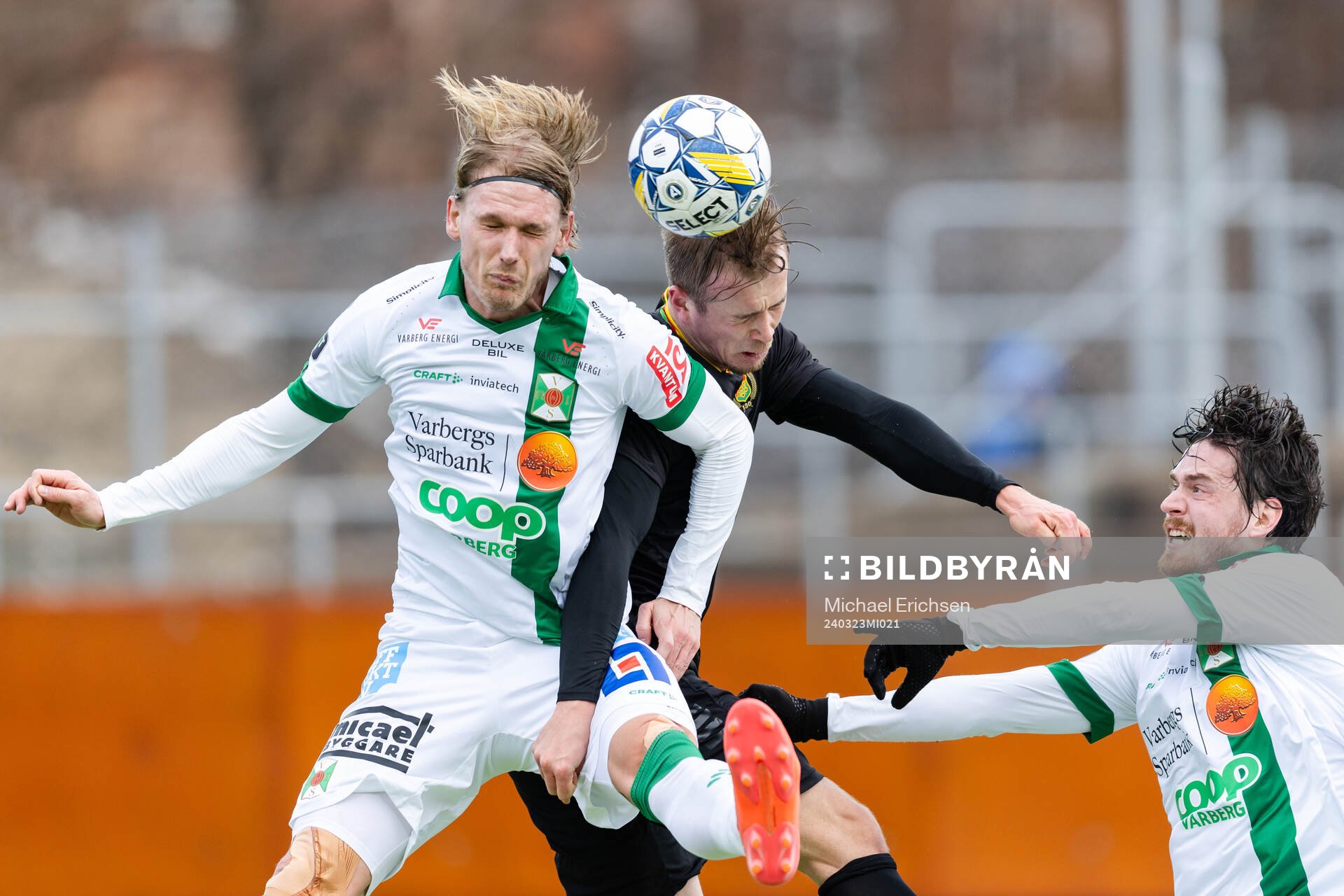 GAIS Alexander Ahl Holmström i en kamp mot Varbergs Hampus