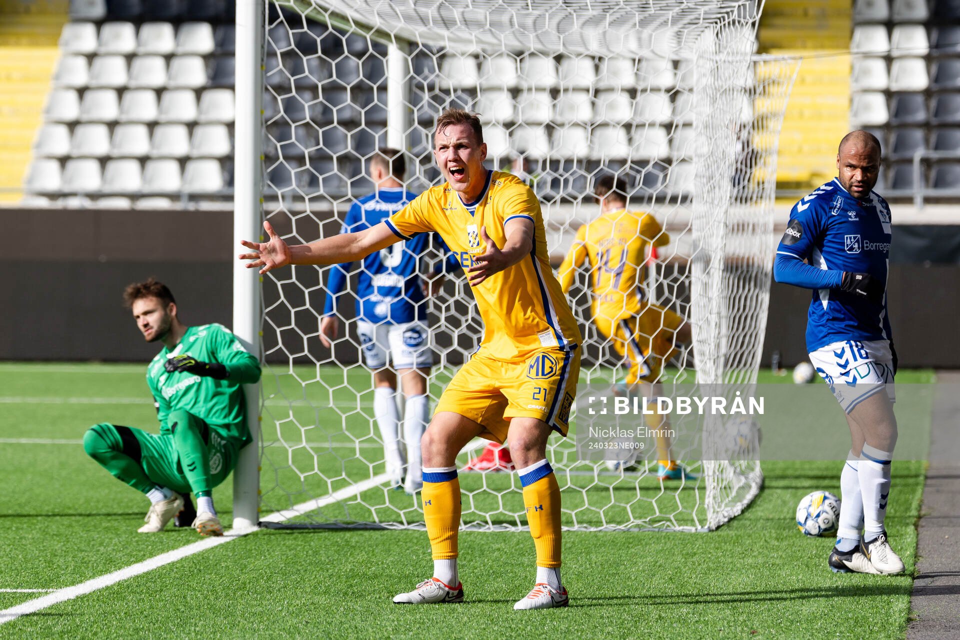 IFK Göteborgs Adam Carlén reagerar