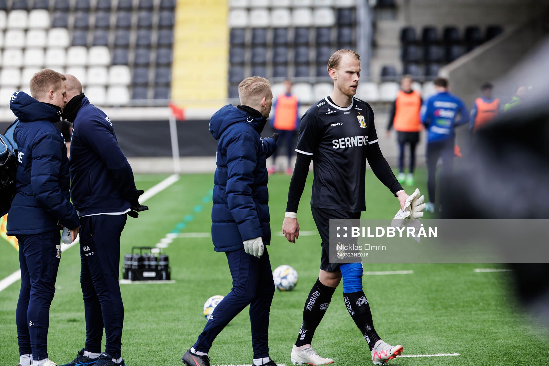 IFK Göteborgs målvakt Pontus Dahlberg lämnar planen