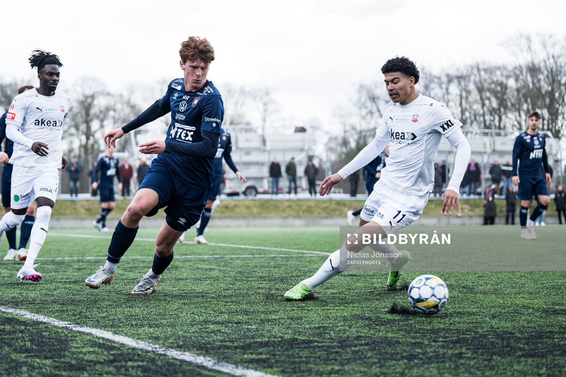 Örgrytes Carl Millard Javette och Helsingborgs Milan Silva Rasmussen under träningsmatchen i fotboll mellan Helsingborg och Örgryte den 23 mars 2024 i Helsingborg.