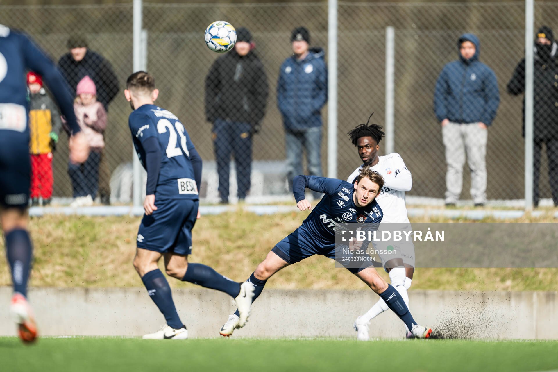 Helsingborgs Benjamin Acquah  och Örgrytes William Svensson under träningsmatchen i fotboll mellan Helsingborg och Örgryte den 23 mars 2024 i Helsingborg. 
