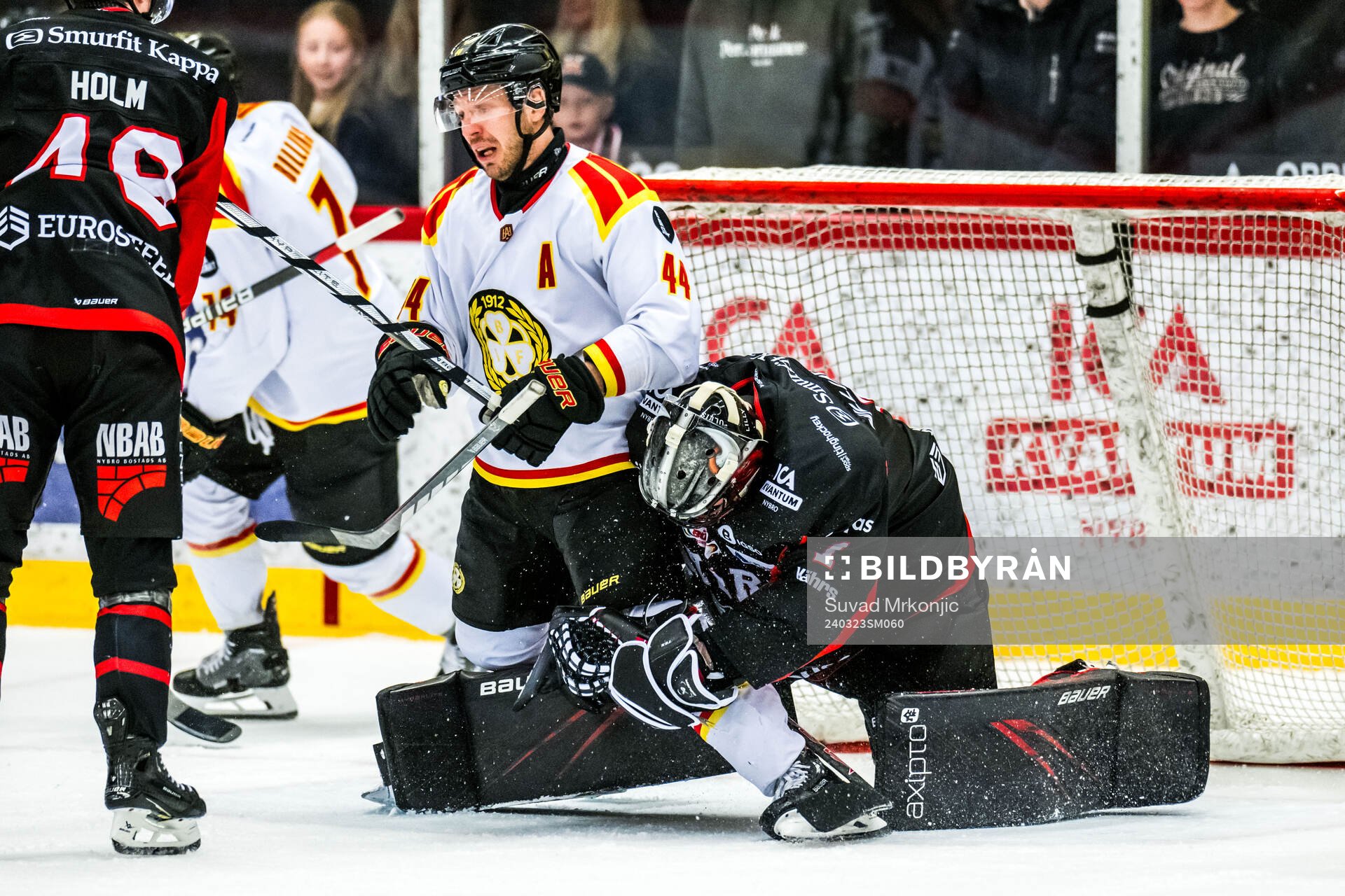 Brynäs Jacob Blomqvist och Nybros målvakt Tex Williamsson