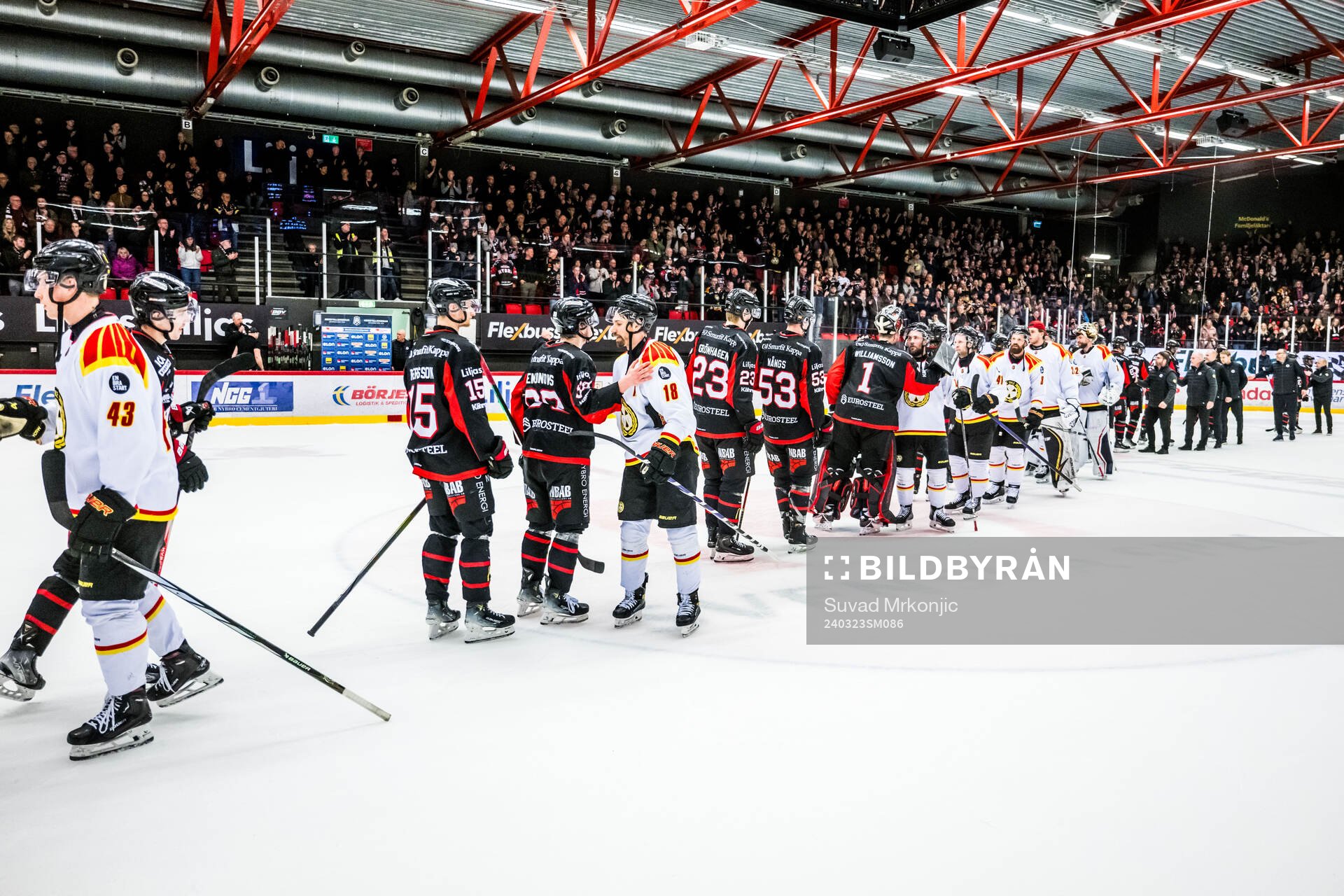 Spelarna tackar varandra