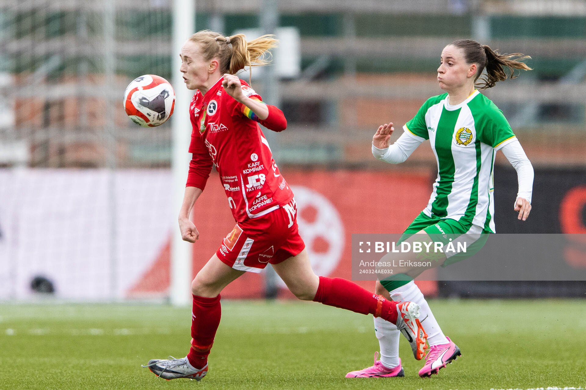 Örebros Minea Lassas och Hammarbys Smilla Vallotto under fotbollsmatchen i Svenska Cupen mellan Hammarby och Örebro den 24 mars 2024 i Stockholm.