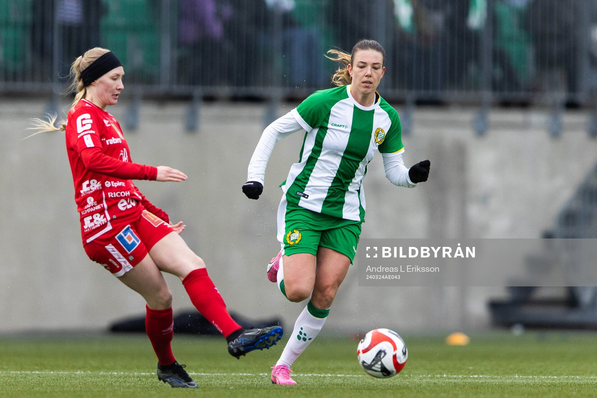 Örebros Sanni Ojanen och Hammarbys Emma Westin under fotbollsmatchen i Svenska Cupen mellan Hammarby och Örebro den 24 mars 2024 i Stockholm.