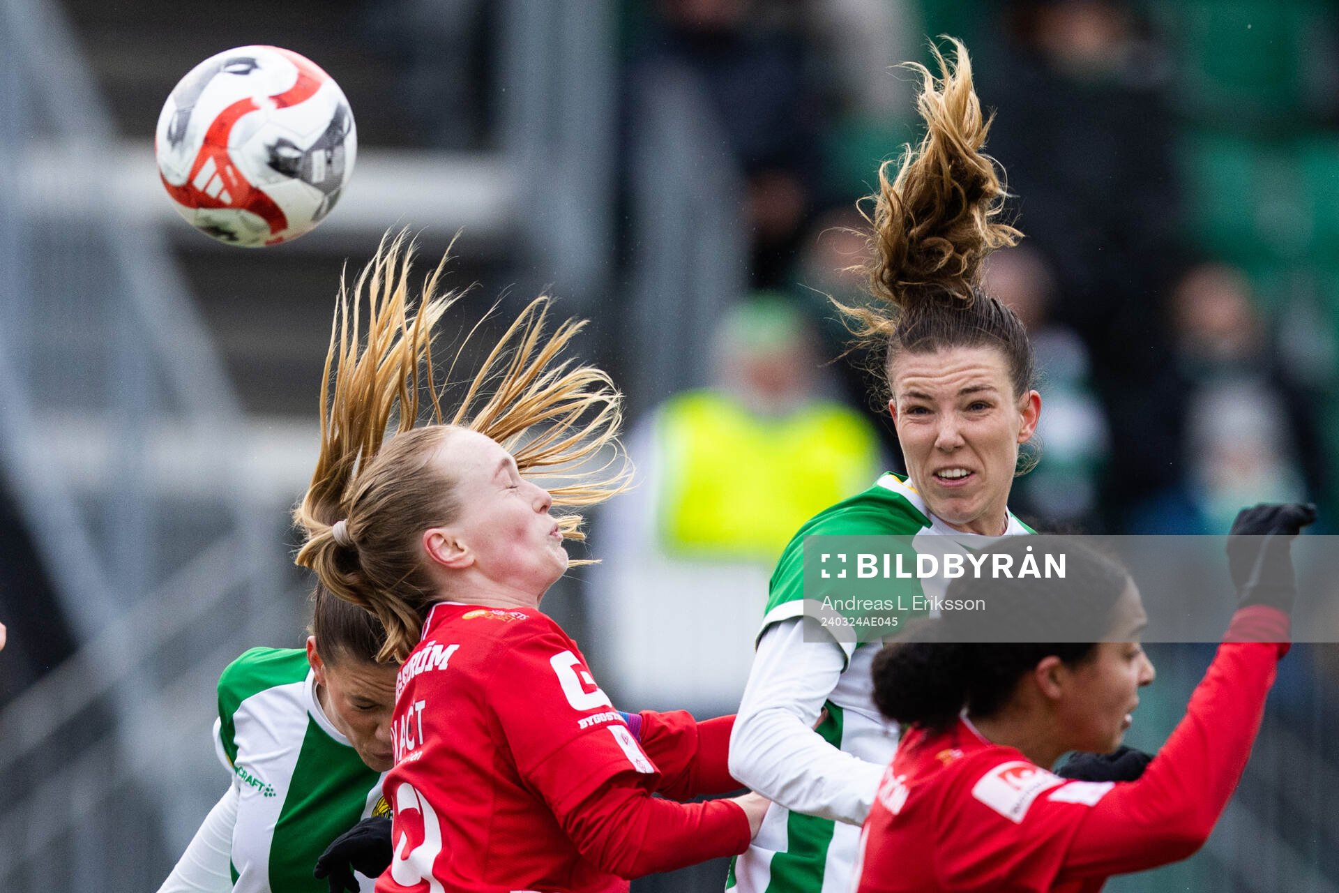 Örebros Minea Lassas och Hammarbys Emma Westin i en