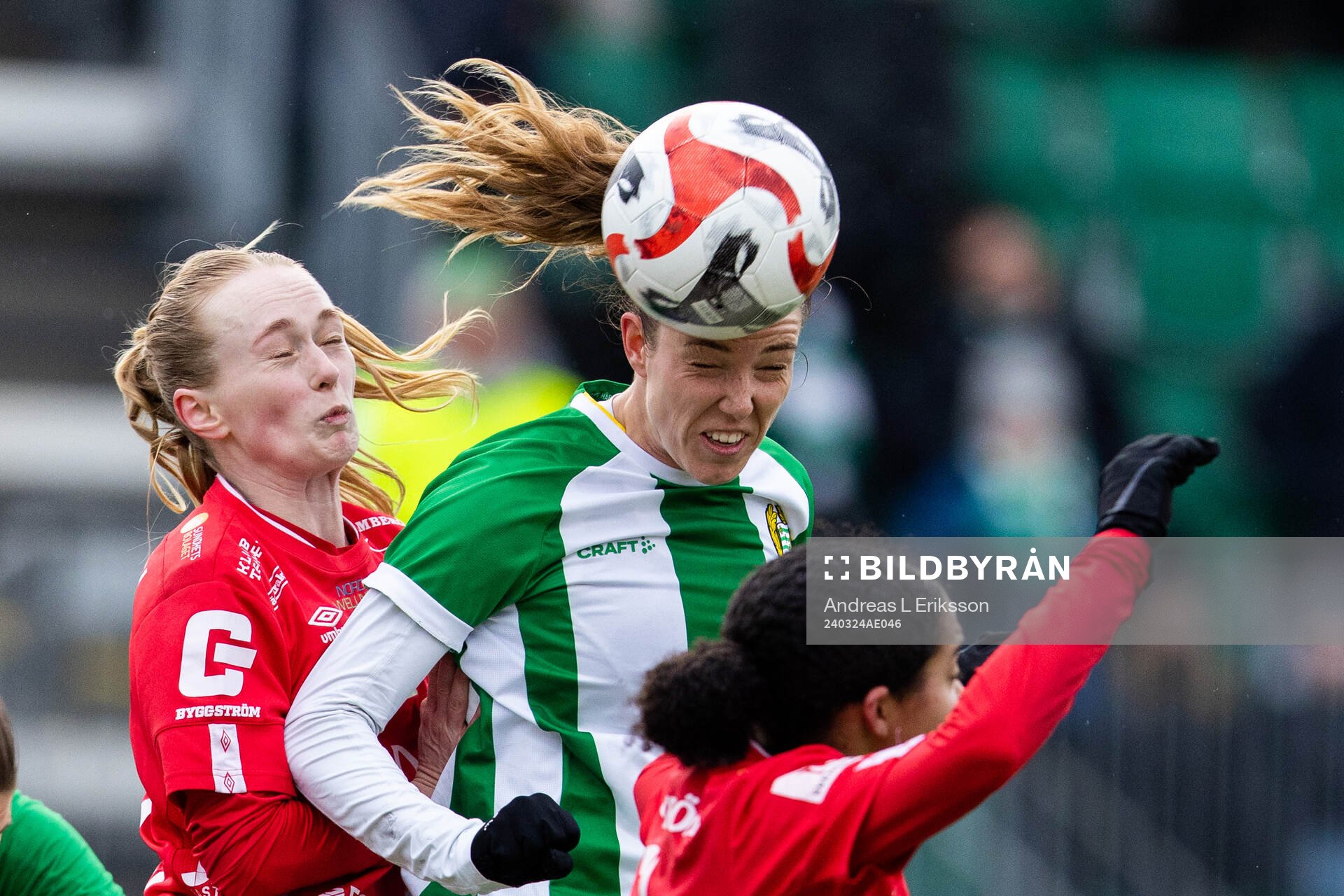 Örebros Minea Lassas och Hammarbys Emma Westin i en