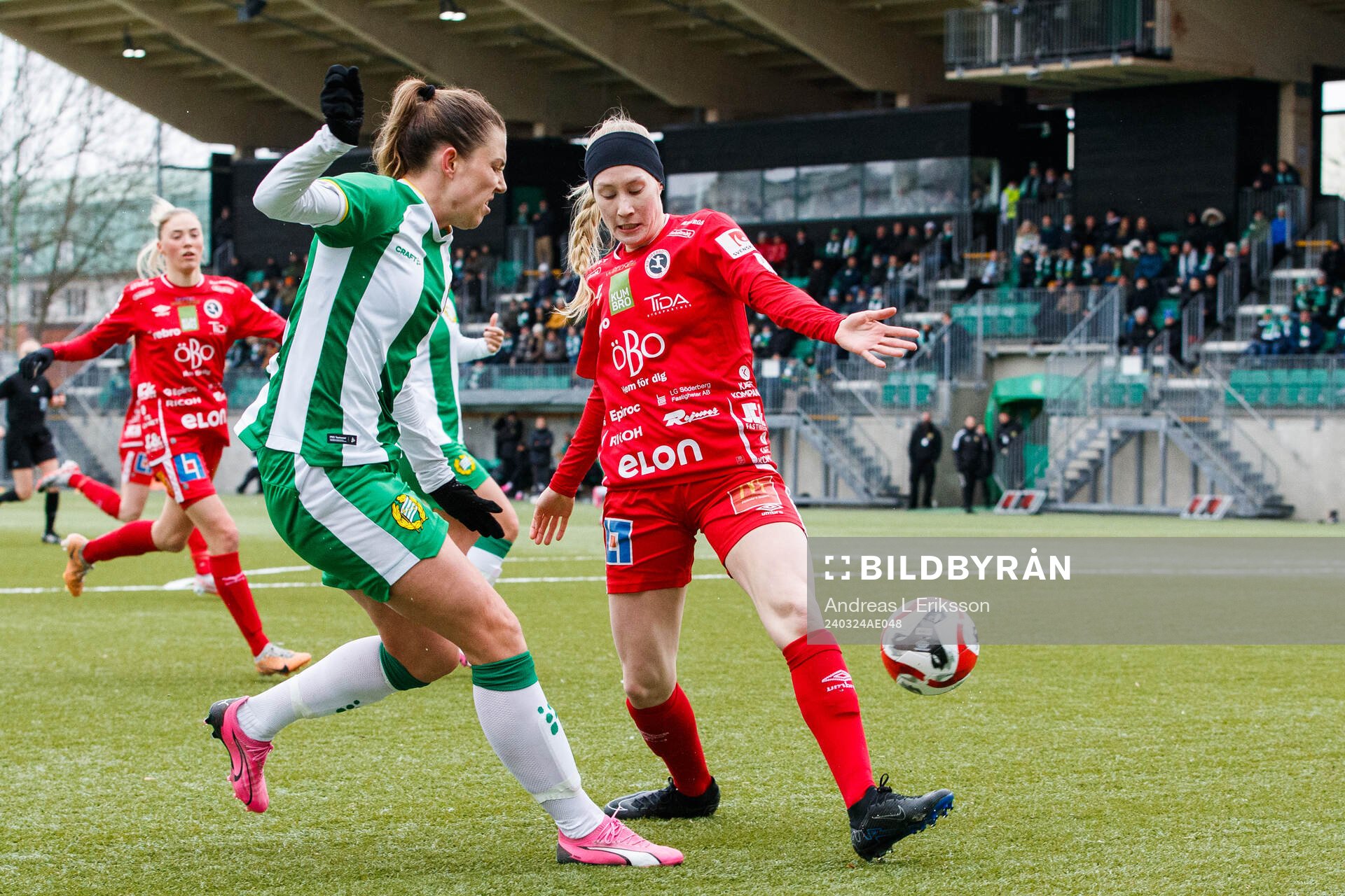 Hammarbys Emma Westin och Örebros Sanni Ojanen under fotbollsmatchen i Svenska Cupen mellan Hammarby och Örebro den 24 mars 2024 i Stockholm.