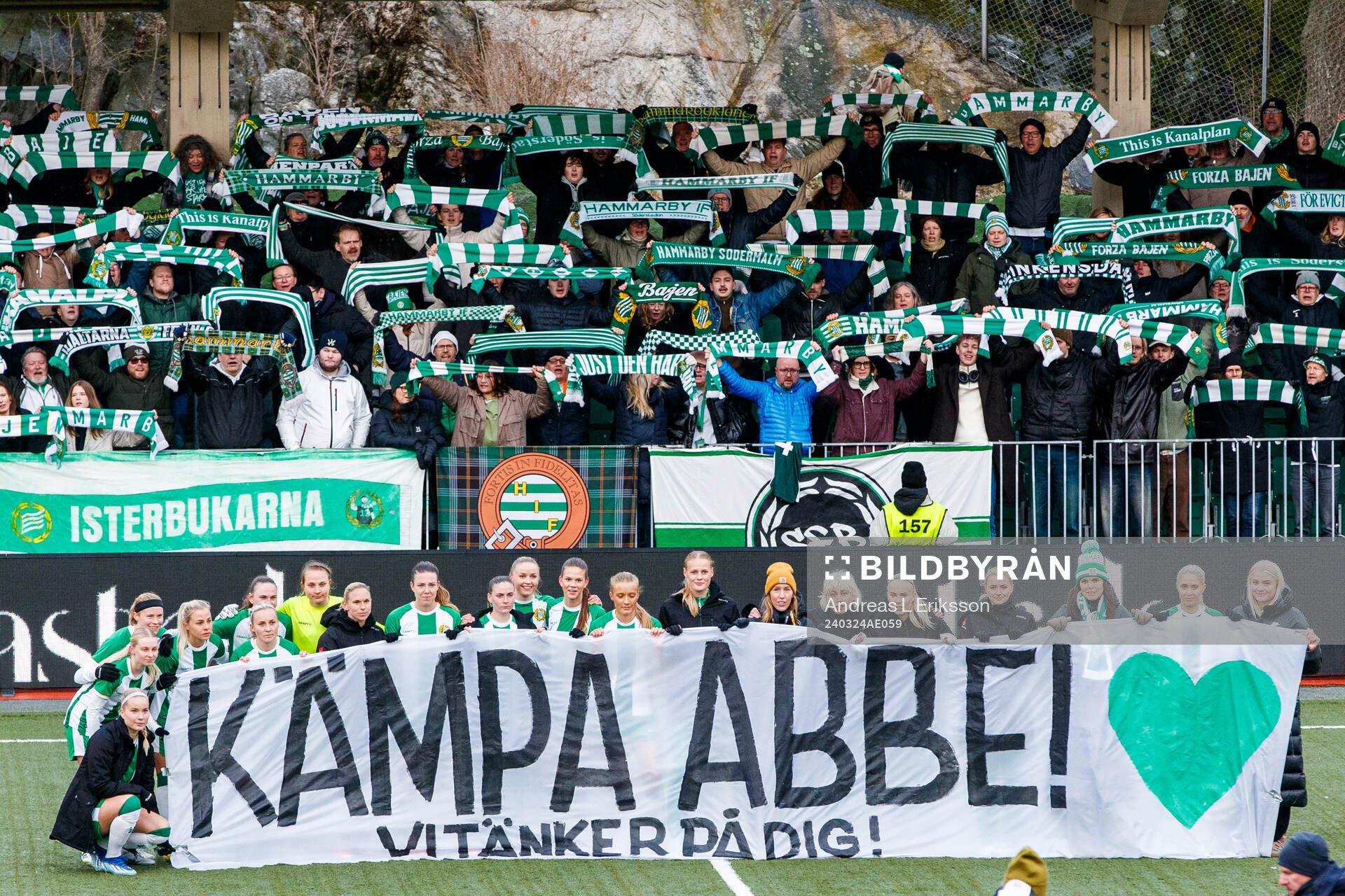 Hammarbys spalre håller upp en banderoll med texten Kämpa