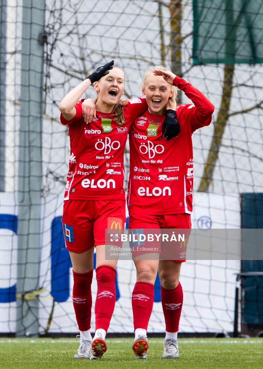 Örebros Nora Harnes Håheim och Molly Johansson jublar