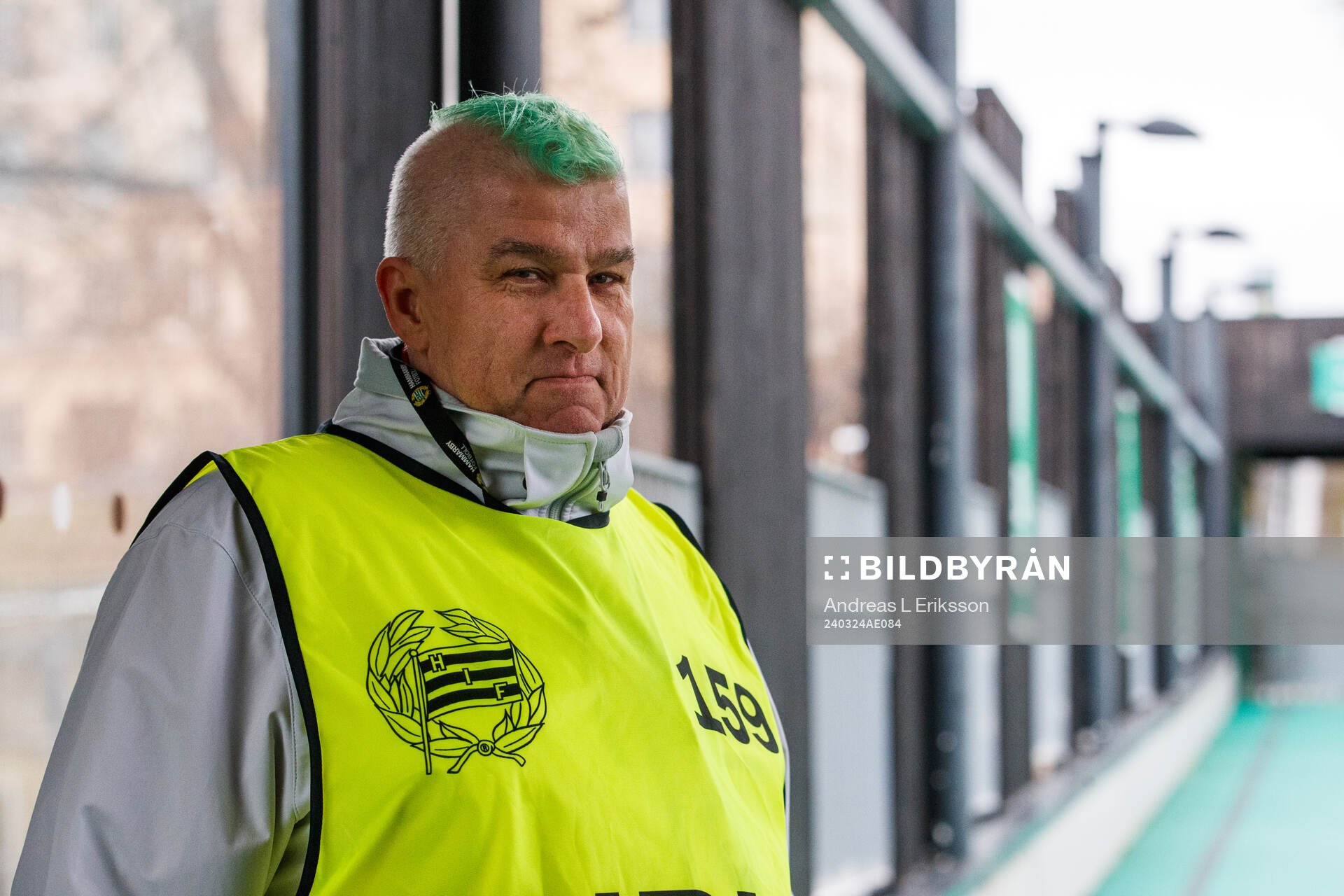 En publikvärd innan fotbollsmatchen i Svenska Cupen mellan