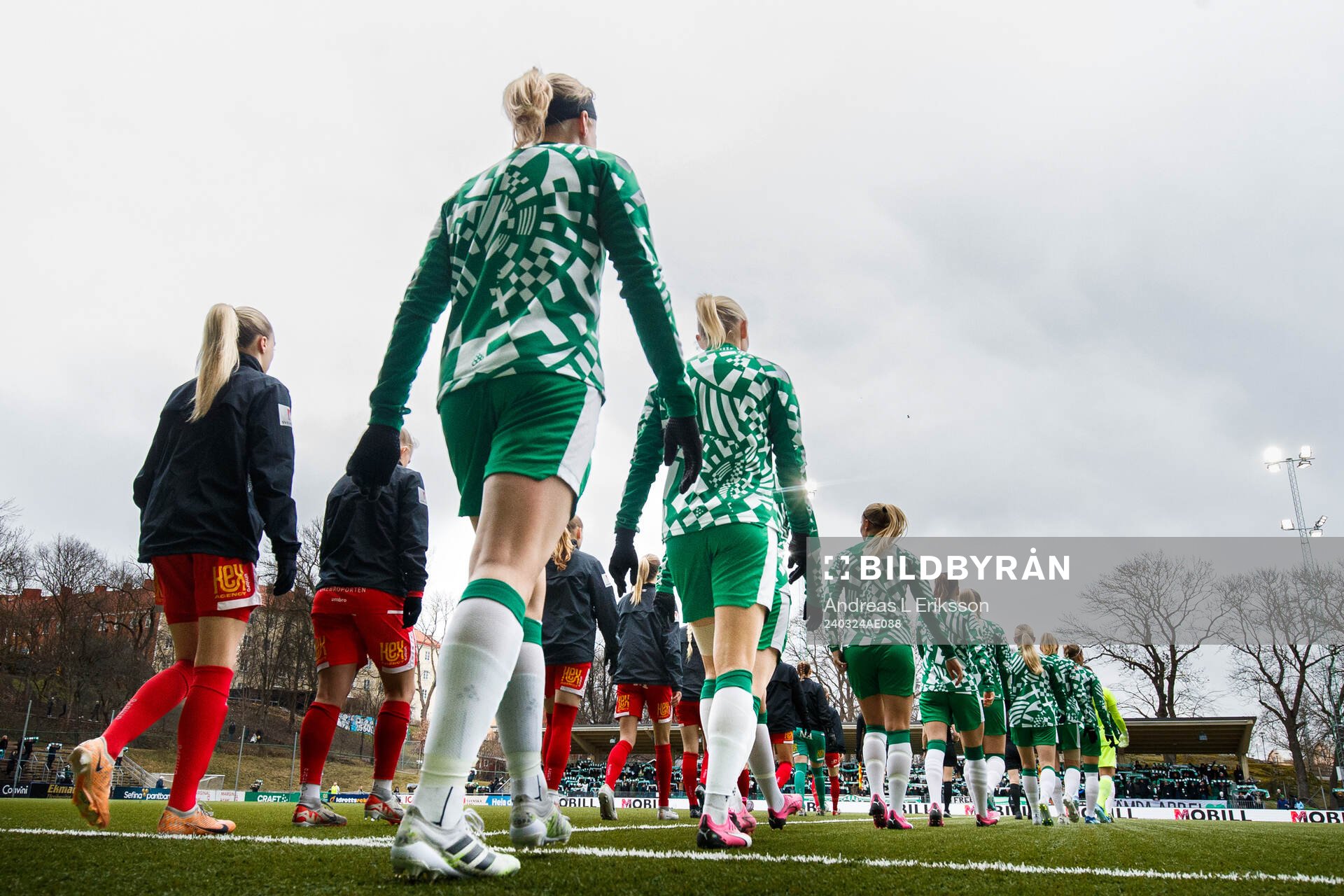 Örebros och Hammarbys spelare gör entré innan