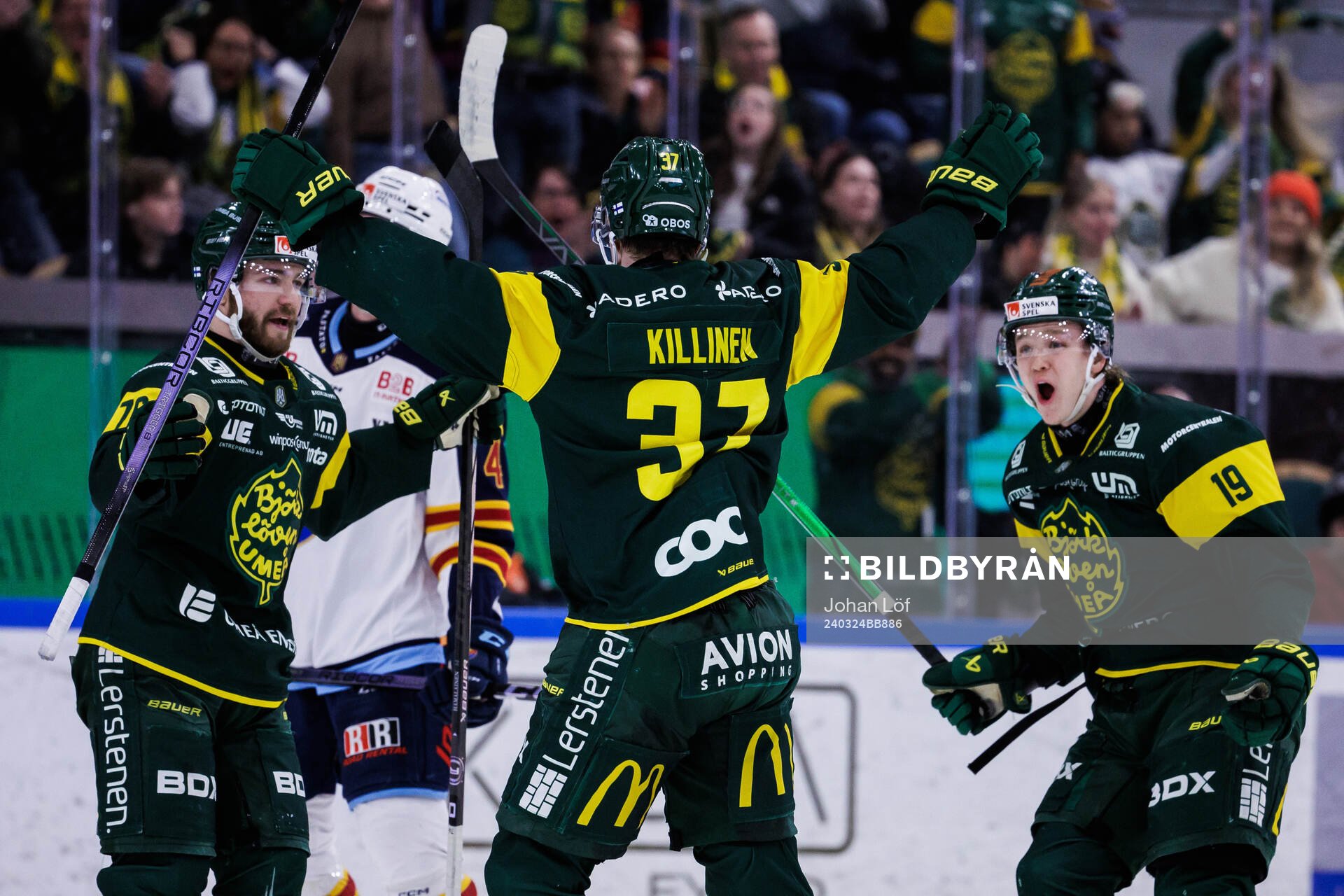 Björklövens Lenni Killinen jublar med lagkamrater