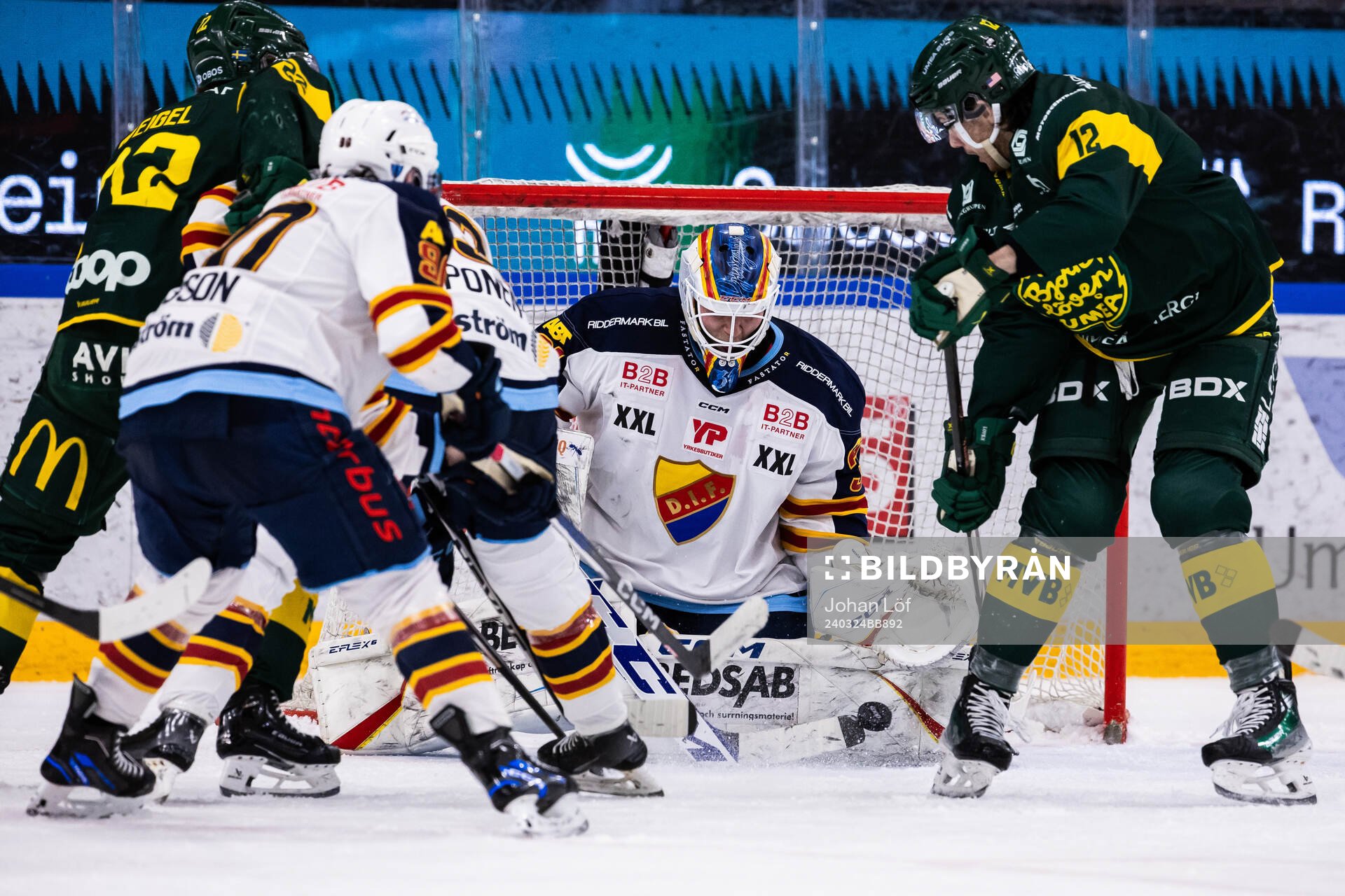 Björklövens Scott Pooley och Djurgårdens målvakt Viktor