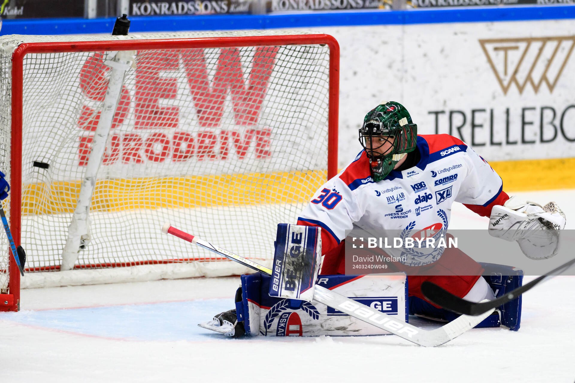 Oskarshamns Tomas Rydén släpper in 1-1 av HV71s Oliwer