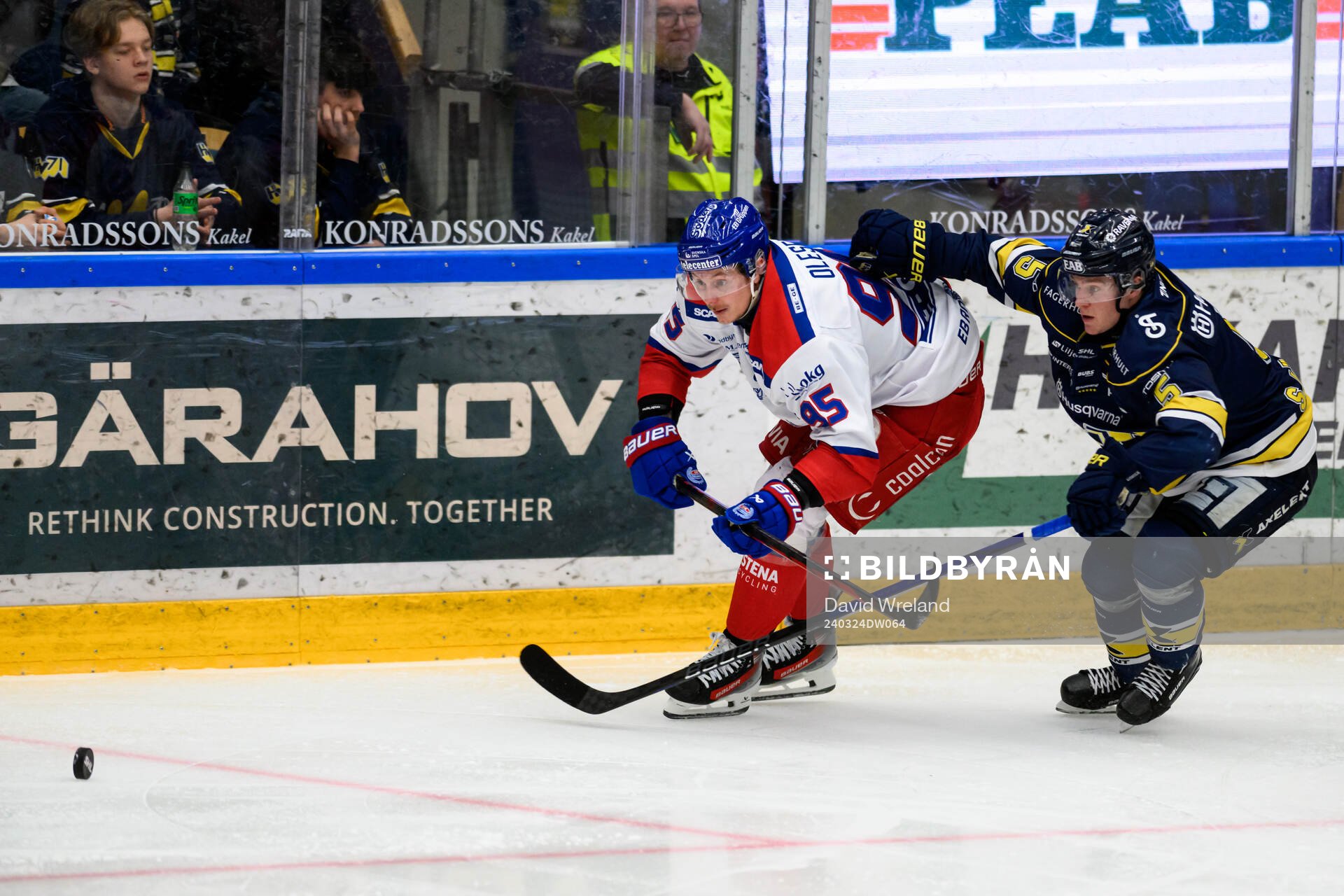 Oskarshamns Nick Olesen och HV71s Victor Sjöholm