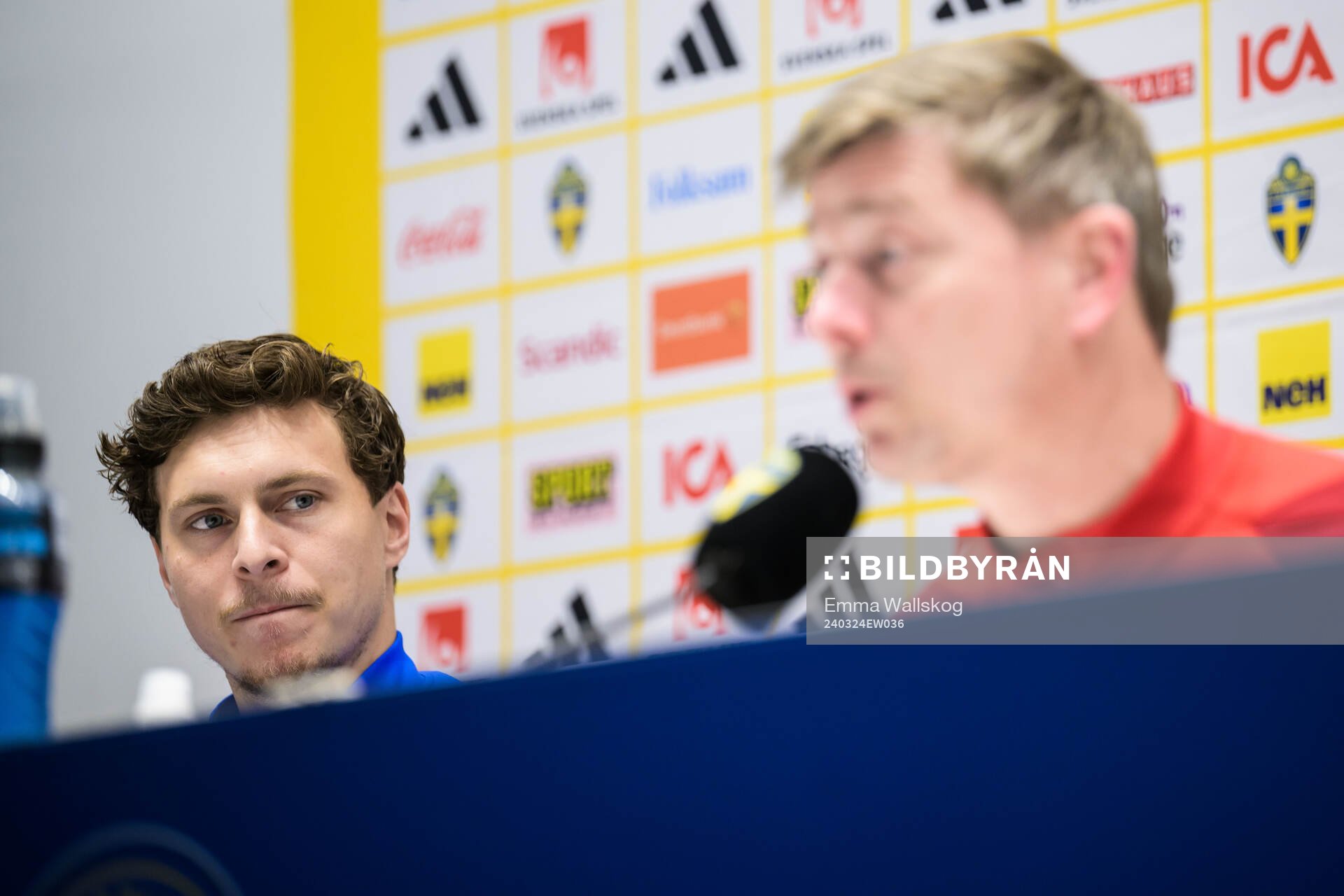 Victor Nilsson Lindelöf and head coach Jon Dahl Tomasson