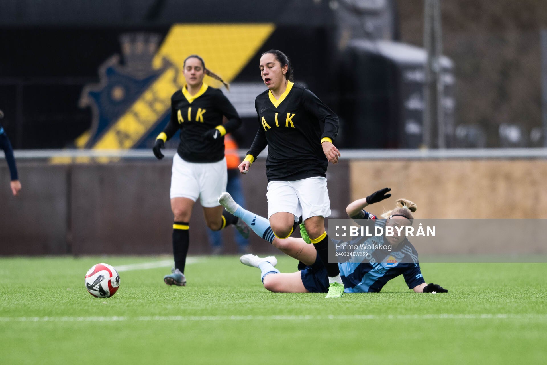 AIKs Michelle Rojas Flores och Djurgårdens Therese Åsland