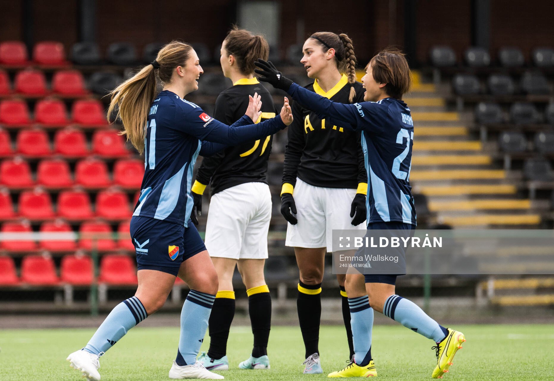 Djurgårdens Olivia Ländin Sjöblom och Shinomi Koyama